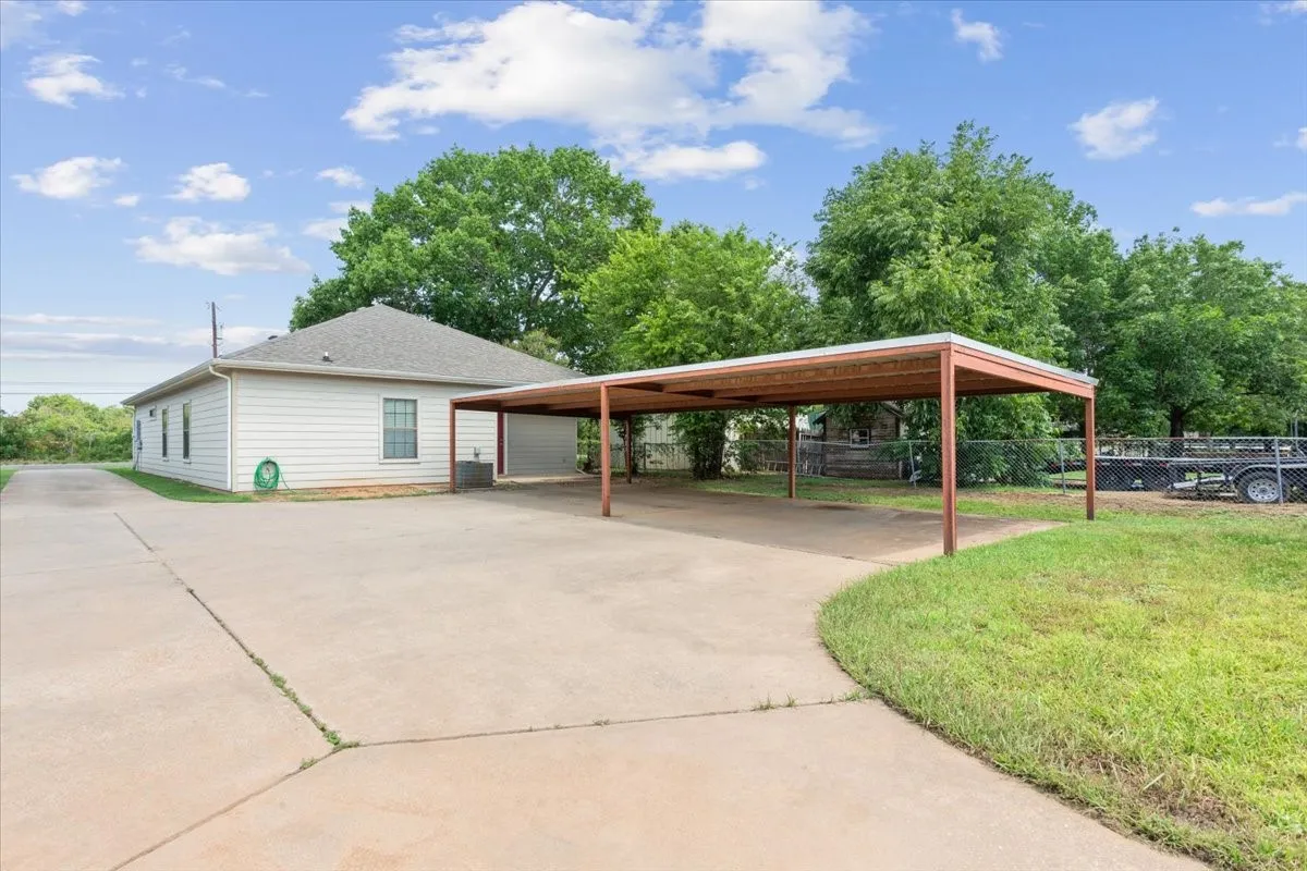 Single Family Residence For Sale in Mc Lennan County , 200 Garden Drive, Waco, Texas 76706, 4 Bedrooms, 3 Bathrooms, Garage spaces, 1,700 Sqft, built in 2007, Price $275,000, mls#21344388, Real Estate Agent in Waco, Homes For Sale in Mc Lennan county, Homes For Sale in Waco, Realtor in Waco Texas, Real Estate Brokerage Independent Realty Texas, Luminita Cordes Realtor