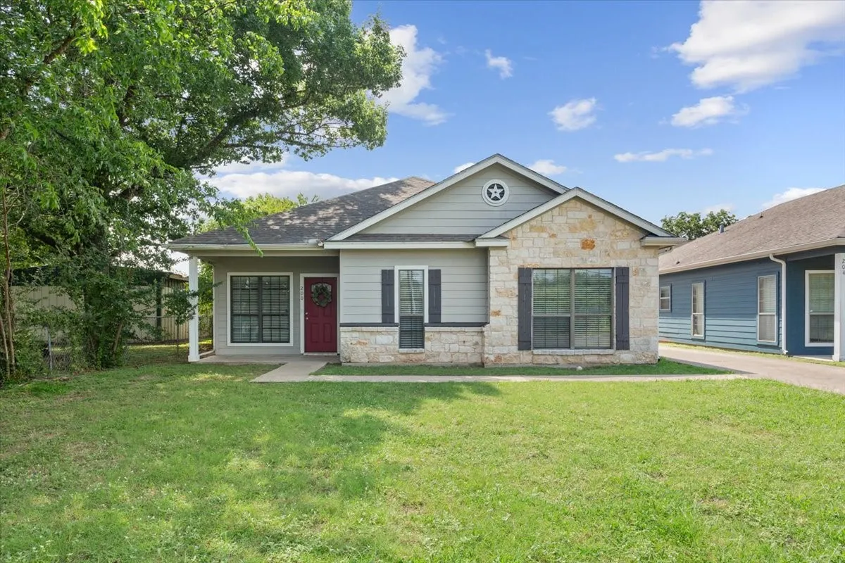 Single Family Residence For Sale in Mc Lennan County , 200 Garden Drive, Waco, Texas 76706, 4 Bedrooms, 3 Bathrooms, Garage spaces, 1,700 Sqft, built in 2007, Price $275,000, mls#21344388, Real Estate Agent in Waco, Homes For Sale in Mc Lennan county, Homes For Sale in Waco, Realtor in Waco Texas, Real Estate Brokerage Independent Realty Texas, Luminita Cordes Realtor
