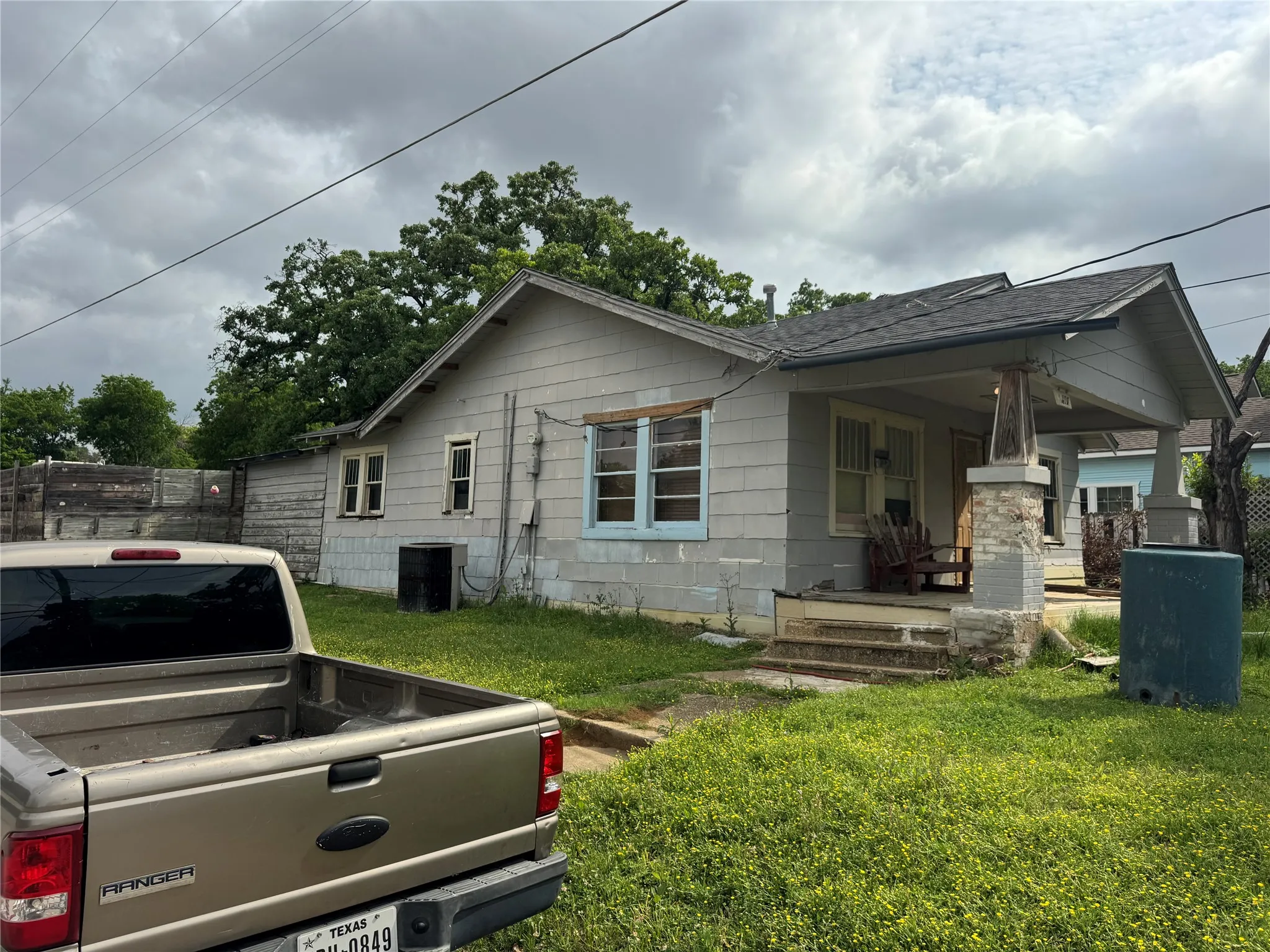 Single Family Residence For Sale in Tarrant County , 3301 Baylor Street, Fort Worth, Texas 76119, 3 Bedroom, 1 Bathroom, Garage spaces, 1,288 Sqft, built in 1928, mls#21346841, Real Estate Agent in Fort Worth, Homes For Sale in Tarrant county, Homes For Sale in Fort Worth, Realtor in Fort Worth Texas, Real Estate Brokerage Independent Realty Texas, Luminita Cordes Realtor