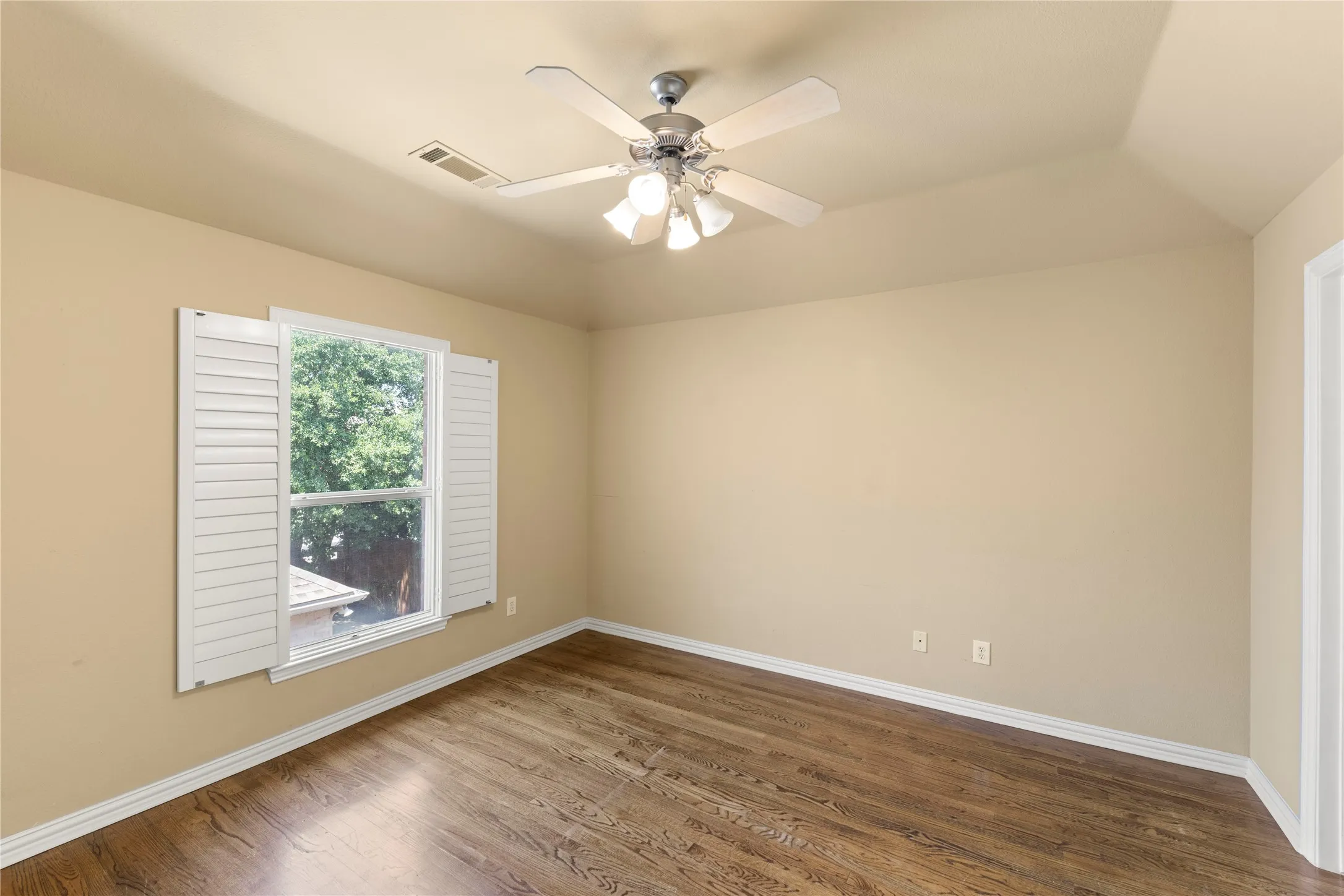 Single Family Residence For Rent in Collin County , 5905 Dorset Drive, Plano, Texas 75093, 5 Bedroom, 7 Bathroom, 2 Garage spaces, 3,839 Sqft, built in 2001, mls#21346738, Real Estate Agent in Plano, Homes For Rent in Collin county, Homes For Rent in Plano, Realtor in Plano Texas, Real Estate Brokerage Independent Realty Texas, Luminita Cordes Realtor