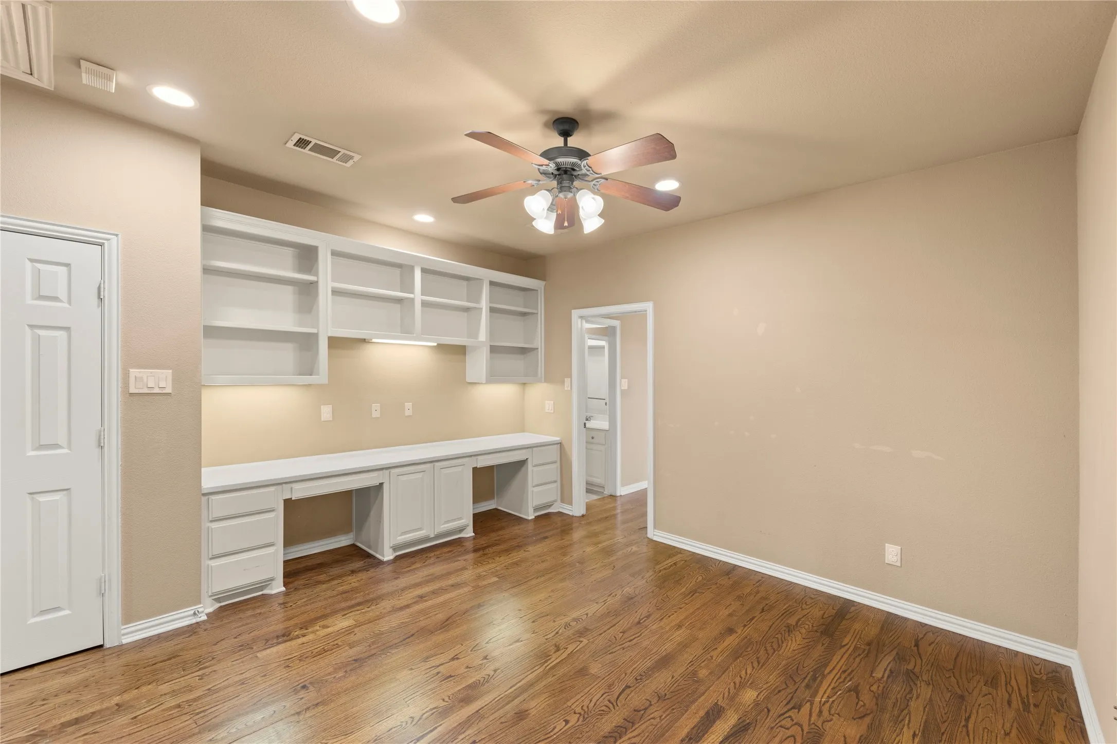 Single Family Residence For Rent in Collin County , 5905 Dorset Drive, Plano, Texas 75093, 5 Bedroom, 7 Bathroom, 2 Garage spaces, 3,839 Sqft, built in 2001, mls#21346738, Real Estate Agent in Plano, Homes For Rent in Collin county, Homes For Rent in Plano, Realtor in Plano Texas, Real Estate Brokerage Independent Realty Texas, Luminita Cordes Realtor