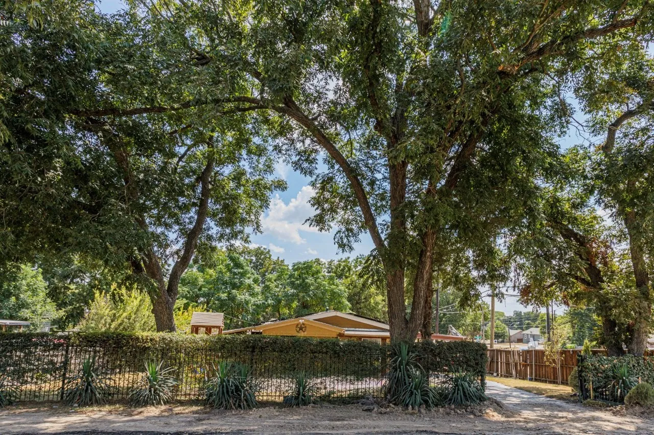 Single Family Residence For Sale in Dallas County , 2802 Gooch Street, Dallas, Texas 75241, 3 Bedroom, 2 Bathroom, Garage spaces, 1,080 Sqft, built in 2002, mls#21346882, Real Estate Agent in Dallas, Homes For Sale in Dallas county, Homes For Sale in Dallas, Realtor in Dallas Texas, Real Estate Brokerage Independent Realty Texas, Luminita Cordes Realtor