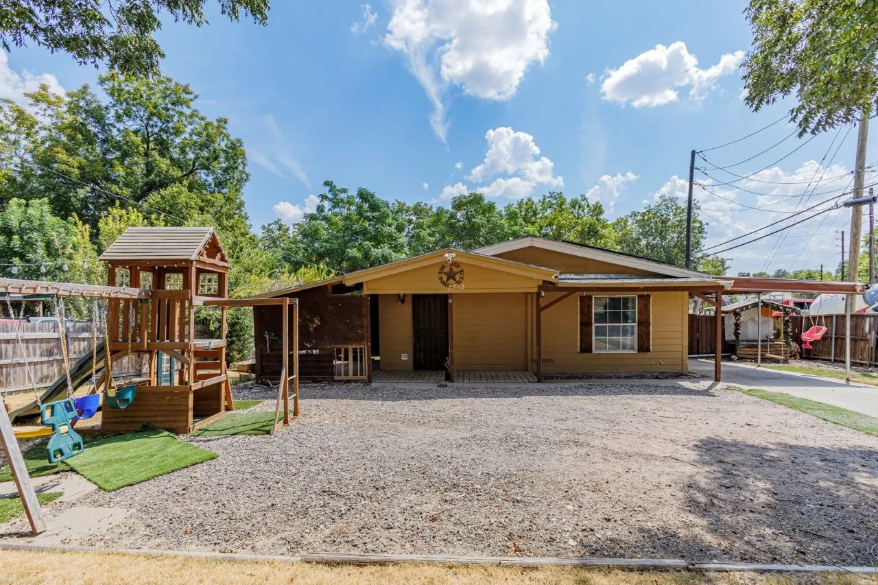 Single Family Residence For Sale in Dallas County , 2802 Gooch Street, Dallas, Texas 75241, 3 Bedroom, 2 Bathroom, Garage spaces, 1,080 Sqft, built in 2002, mls#21346882, Real Estate Agent in Dallas, Homes For Sale in Dallas county, Homes For Sale in Dallas, Realtor in Dallas Texas, Real Estate Brokerage Independent Realty Texas, Luminita Cordes Realtor