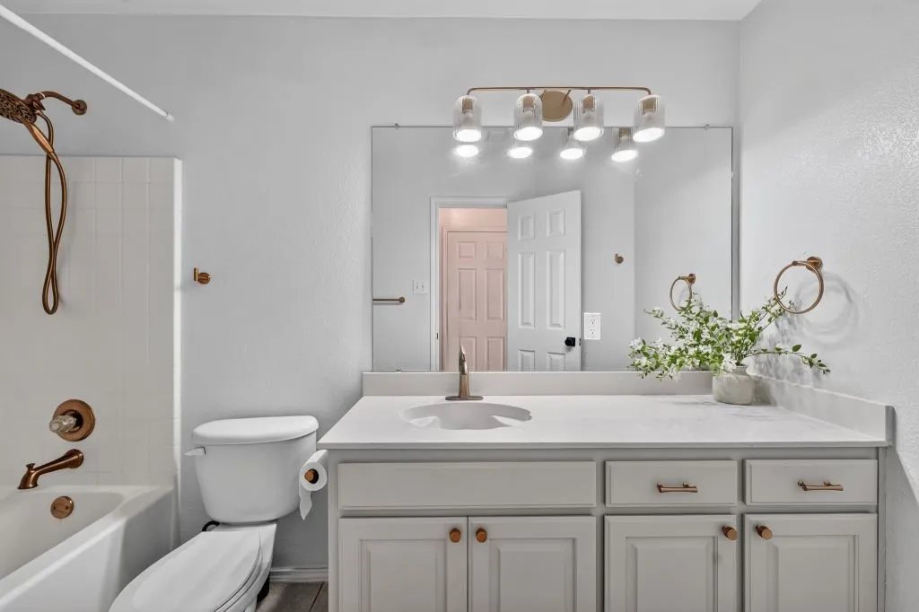Single Family Residence For Sale in Tarrant County , 7241 Decoy Lane, Fort Worth, Texas 76120, 3 Bedroom, 2 Bathroom, 2 Garage spaces, 1,463 Sqft, built in 2004, mls#21346837, Real Estate Agent in Fort Worth, Homes For Sale in Tarrant county, Homes For Sale in Fort Worth, Realtor in Fort Worth Texas, Real Estate Brokerage Independent Realty Texas, Luminita Cordes Realtor