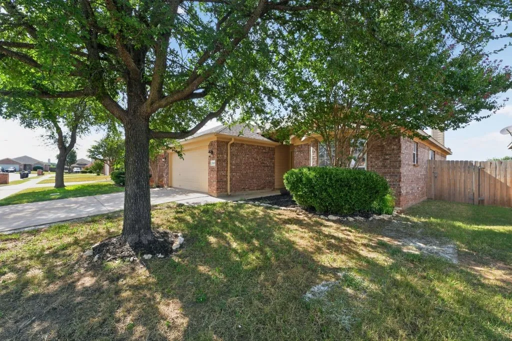 Single Family Residence For Sale in Tarrant County , 7241 Decoy Lane, Fort Worth, Texas 76120, 3 Bedroom, 2 Bathroom, 2 Garage spaces, 1,463 Sqft, built in 2004, mls#21346837, Real Estate Agent in Fort Worth, Homes For Sale in Tarrant county, Homes For Sale in Fort Worth, Realtor in Fort Worth Texas, Real Estate Brokerage Independent Realty Texas, Luminita Cordes Realtor