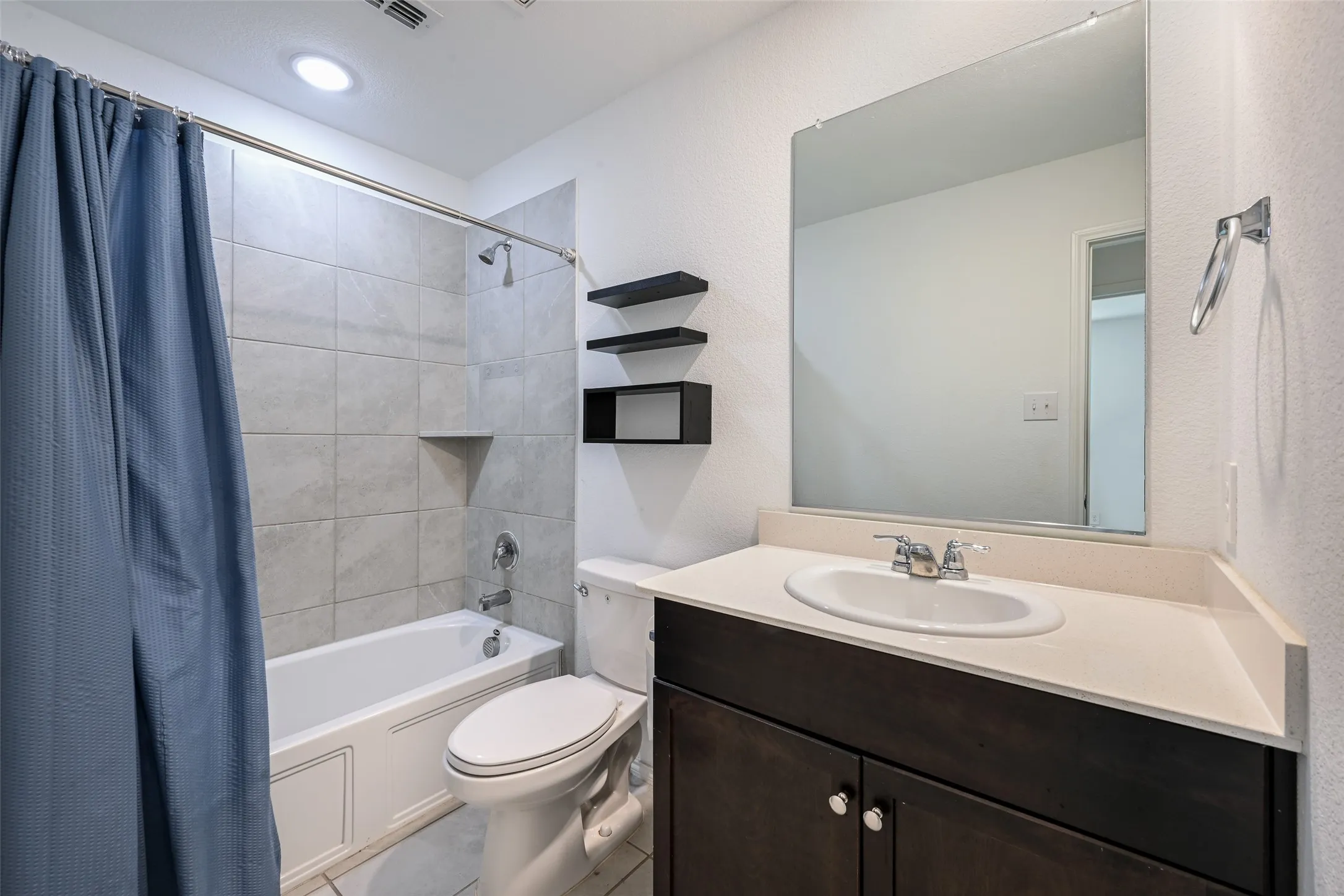 Single Family Residence For Sale in Dallas County , 1104 Crestview Drive, Hutchins, Texas 75141, 3 Bedrooms, 2 Bathrooms, 2 Garage spaces, 1,310 Sqft, built in 2022, Price $265,000, mls#21346897, Real Estate Agent in Hutchins, Homes For Sale in Dallas county, Homes For Sale in Hutchins, Realtor in Hutchins Texas, Real Estate Brokerage Independent Realty Texas, Luminita Cordes Realtor