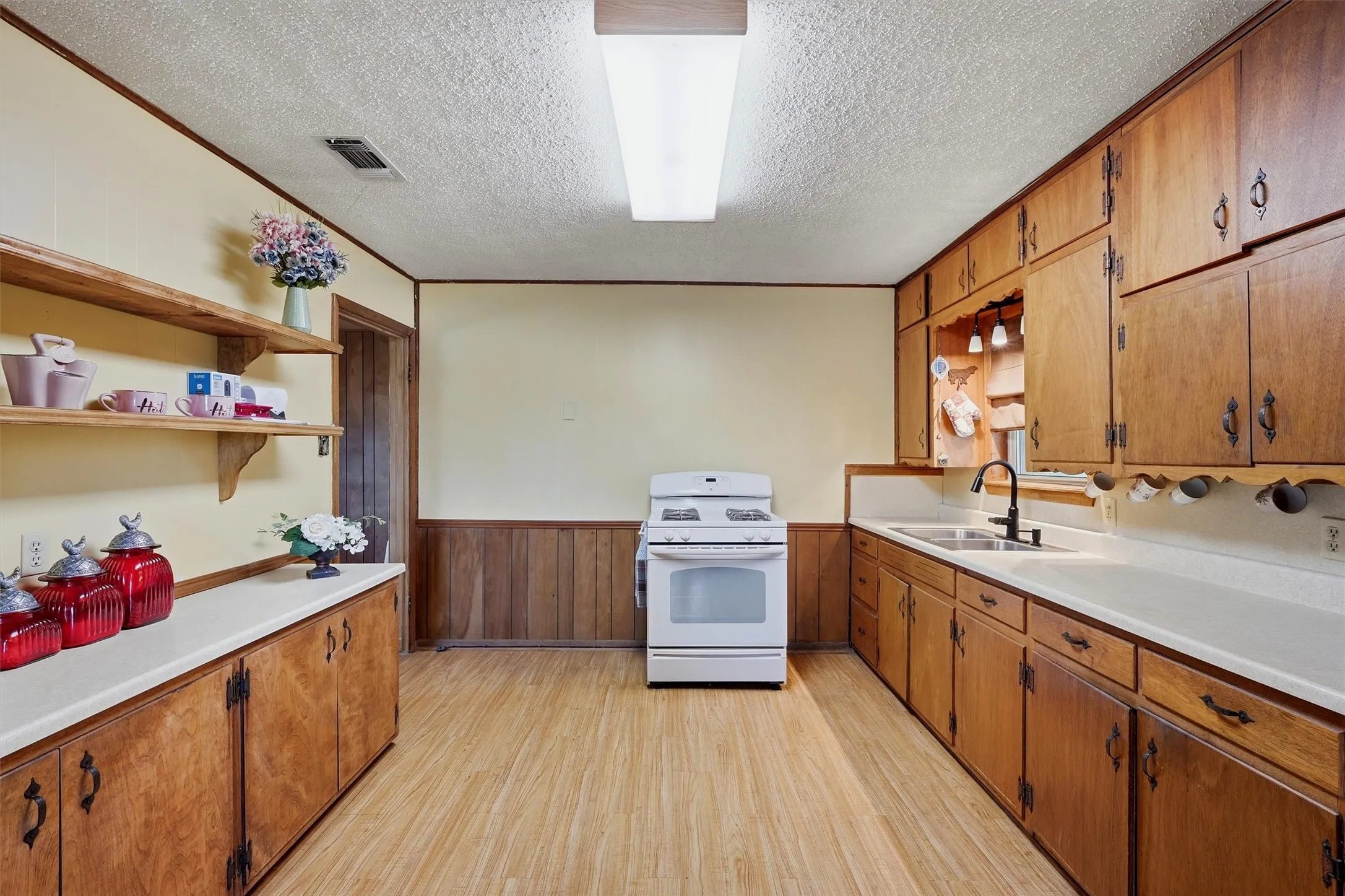 Farm For Sale in Grayson County , 3636 State Highway 56, Bells, Texas 75414, 3 Bedroom, 1 Bathroom, Garage spaces, 1,025 Sqft, built in 1965, mls#21344700, Real Estate Agent in Bells, Homes For Sale in Grayson county, Homes For Sale in Bells, Realtor in Bells Texas, Real Estate Brokerage Independent Realty Texas, Luminita Cordes Realtor