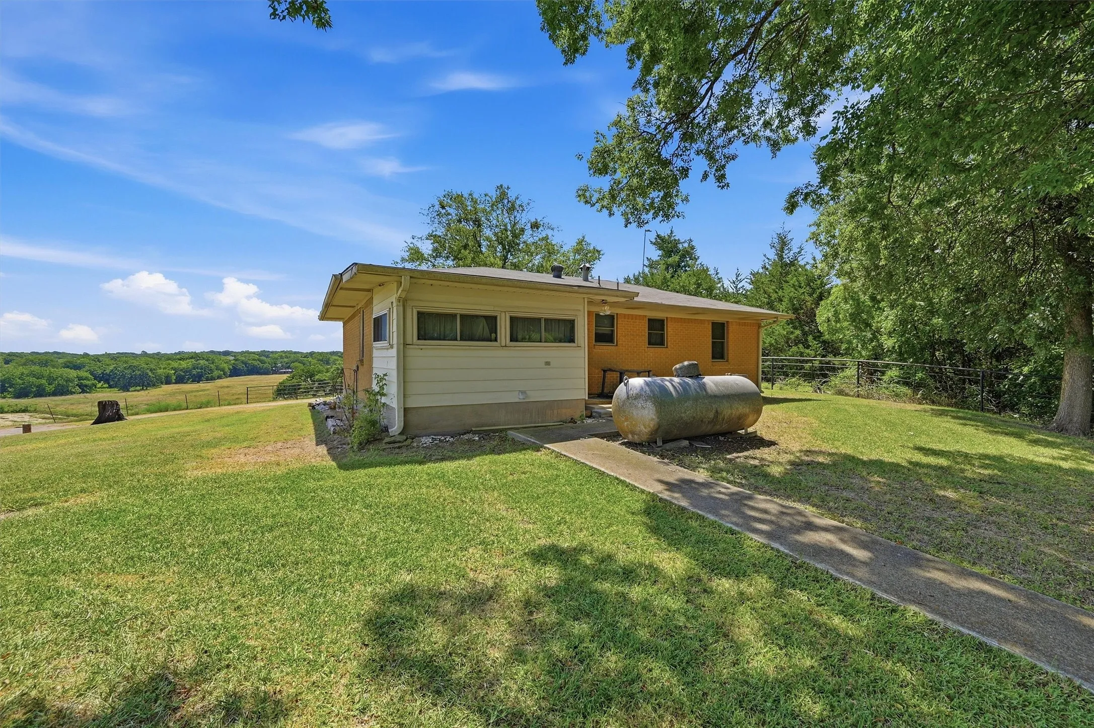 Farm For Sale in Grayson County , 3636 State Highway 56, Bells, Texas 75414, 3 Bedroom, 1 Bathroom, Garage spaces, 1,025 Sqft, built in 1965, mls#21344700, Real Estate Agent in Bells, Homes For Sale in Grayson county, Homes For Sale in Bells, Realtor in Bells Texas, Real Estate Brokerage Independent Realty Texas, Luminita Cordes Realtor