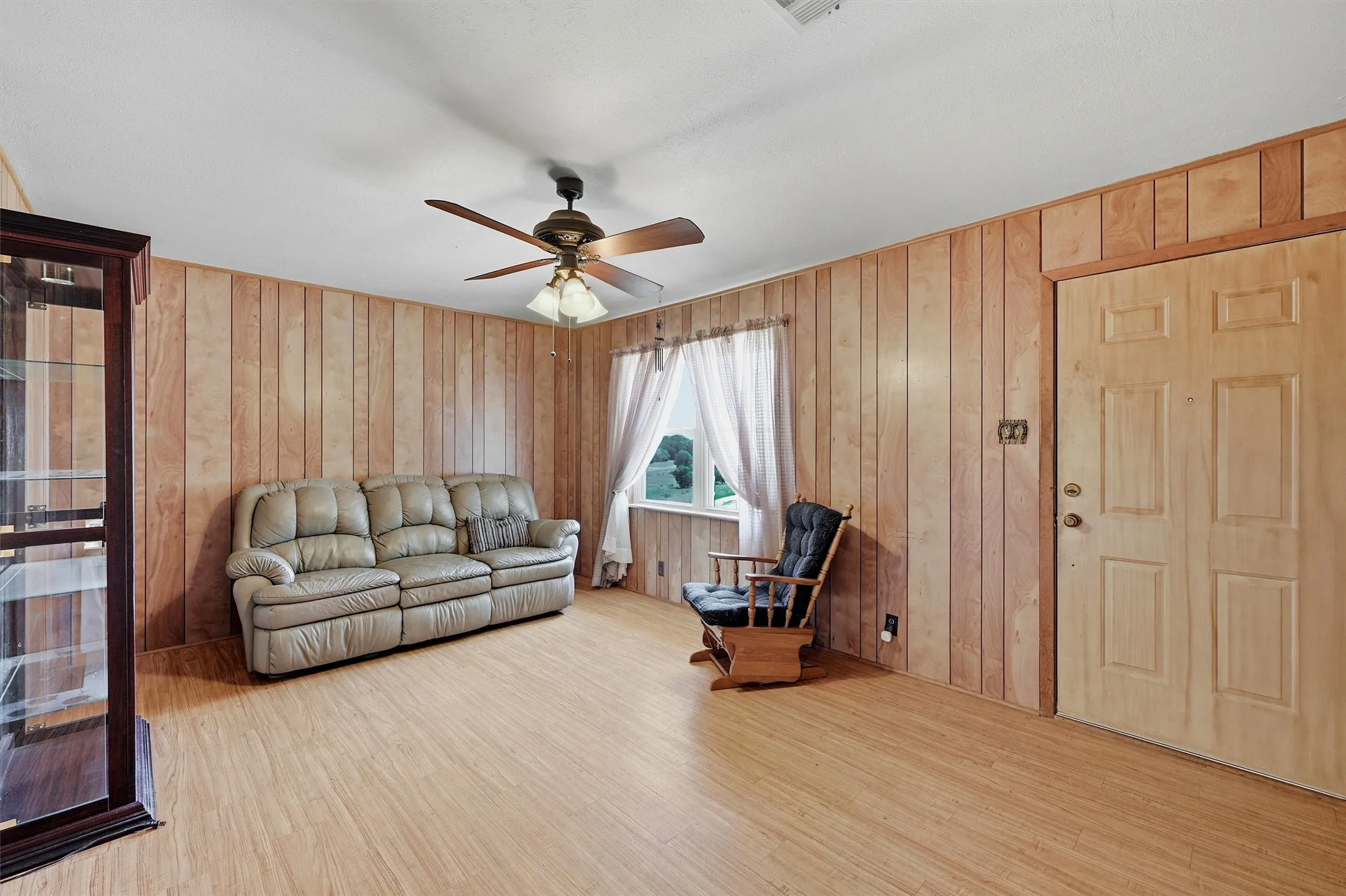 Farm For Sale in Grayson County , 3636 State Highway 56, Bells, Texas 75414, 3 Bedroom, 1 Bathroom, Garage spaces, 1,025 Sqft, built in 1965, mls#21344700, Real Estate Agent in Bells, Homes For Sale in Grayson county, Homes For Sale in Bells, Realtor in Bells Texas, Real Estate Brokerage Independent Realty Texas, Luminita Cordes Realtor