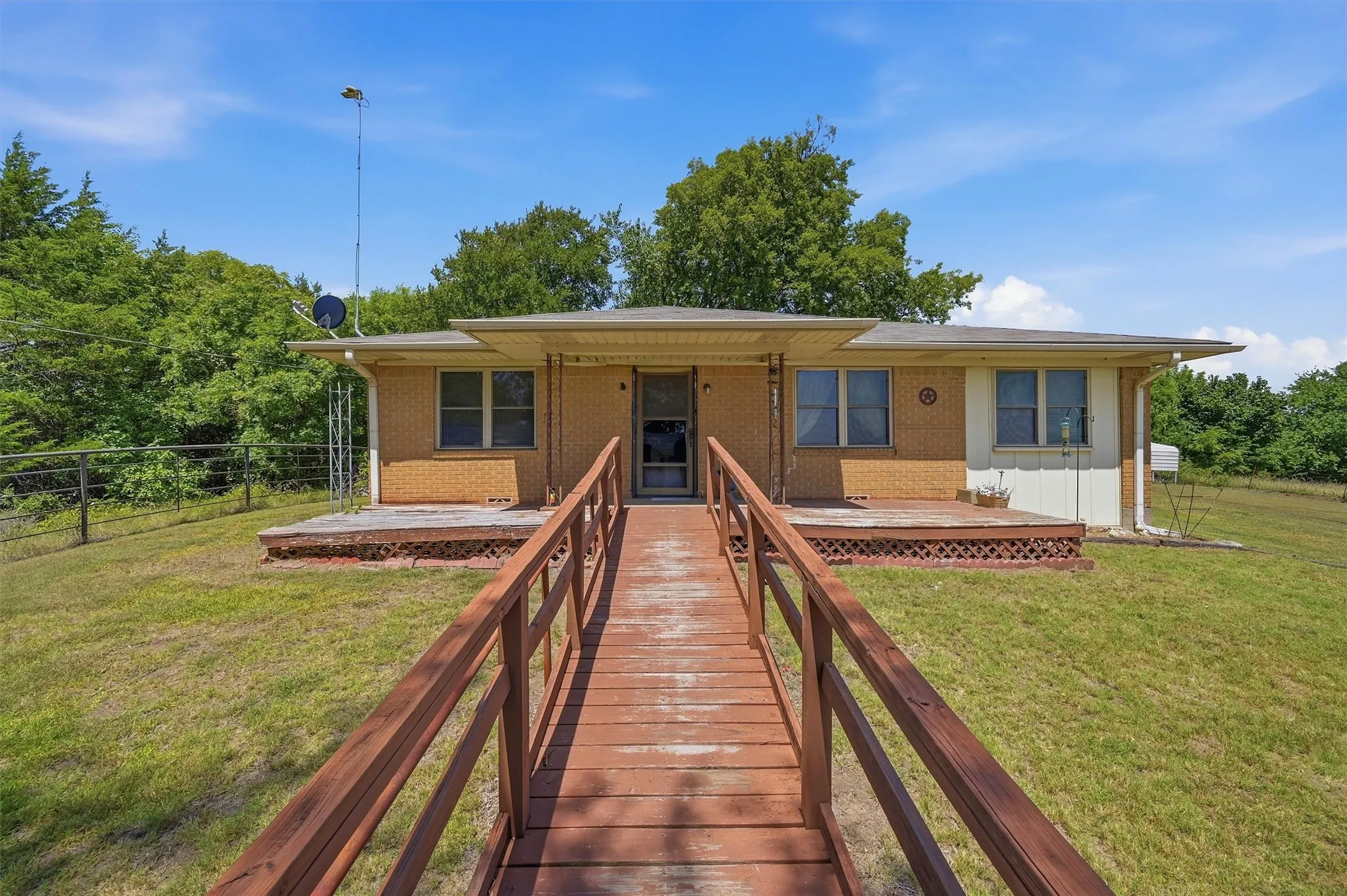 Farm For Sale in Grayson County , 3636 State Highway 56, Bells, Texas 75414, 3 Bedroom, 1 Bathroom, Garage spaces, 1,025 Sqft, built in 1965, mls#21344700, Real Estate Agent in Bells, Homes For Sale in Grayson county, Homes For Sale in Bells, Realtor in Bells Texas, Real Estate Brokerage Independent Realty Texas, Luminita Cordes Realtor