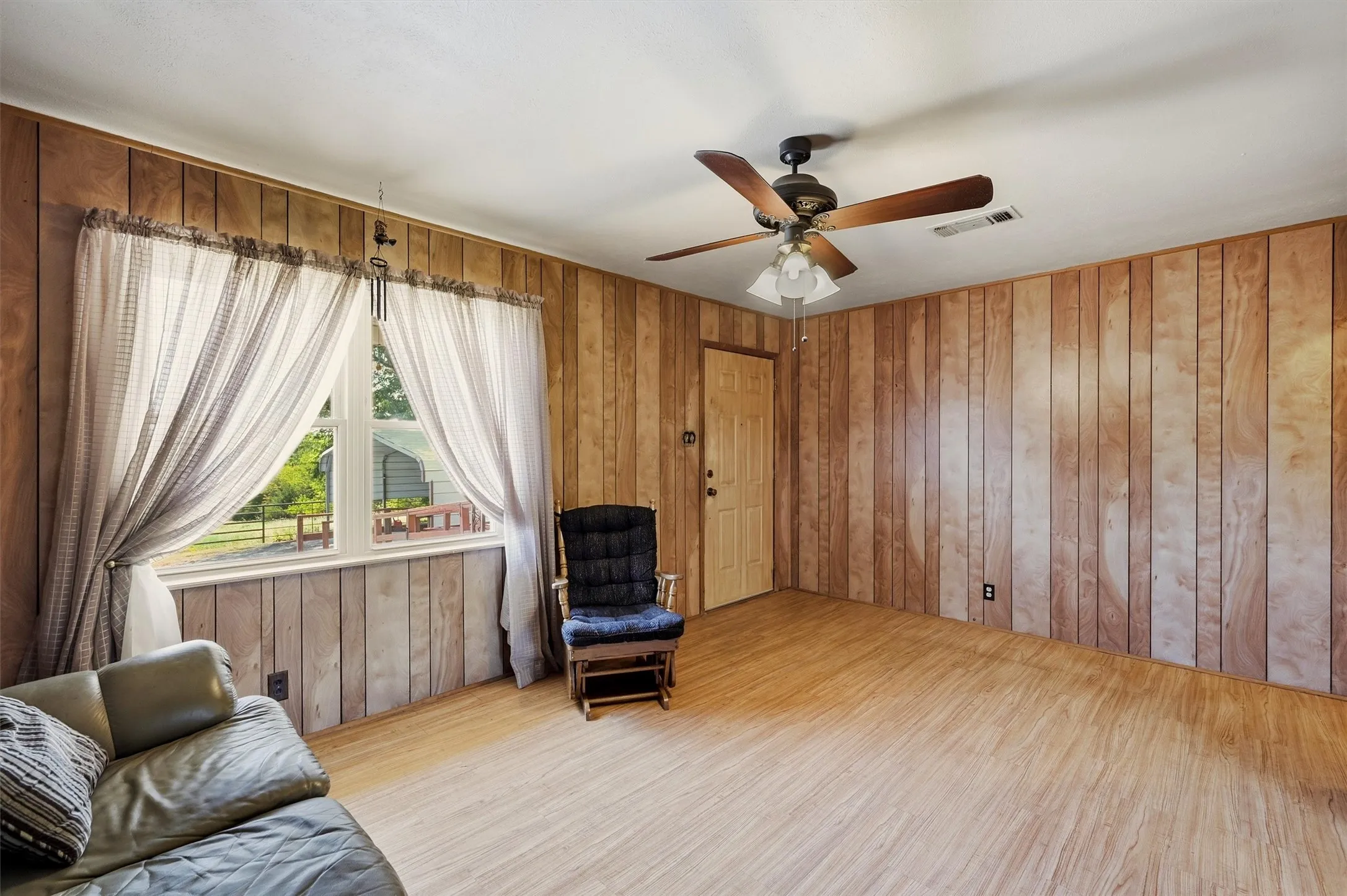 Farm For Sale in Grayson County , 3636 State Highway 56, Bells, Texas 75414, 3 Bedroom, 1 Bathroom, Garage spaces, 1,025 Sqft, built in 1965, mls#21344700, Real Estate Agent in Bells, Homes For Sale in Grayson county, Homes For Sale in Bells, Realtor in Bells Texas, Real Estate Brokerage Independent Realty Texas, Luminita Cordes Realtor