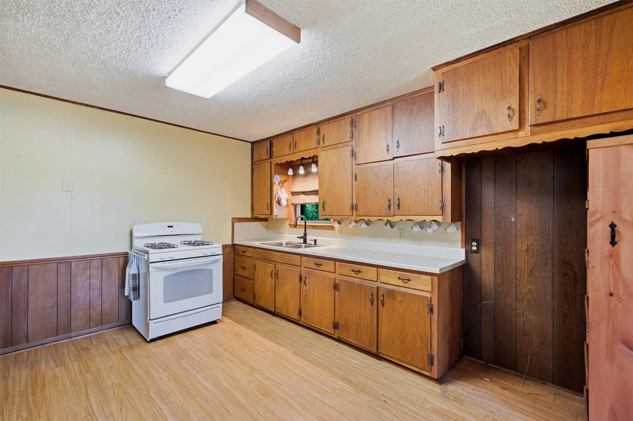 Farm For Sale in Grayson County , 3636 State Highway 56, Bells, Texas 75414, 3 Bedroom, 1 Bathroom, Garage spaces, 1,025 Sqft, built in 1965, mls#21344700, Real Estate Agent in Bells, Homes For Sale in Grayson county, Homes For Sale in Bells, Realtor in Bells Texas, Real Estate Brokerage Independent Realty Texas, Luminita Cordes Realtor