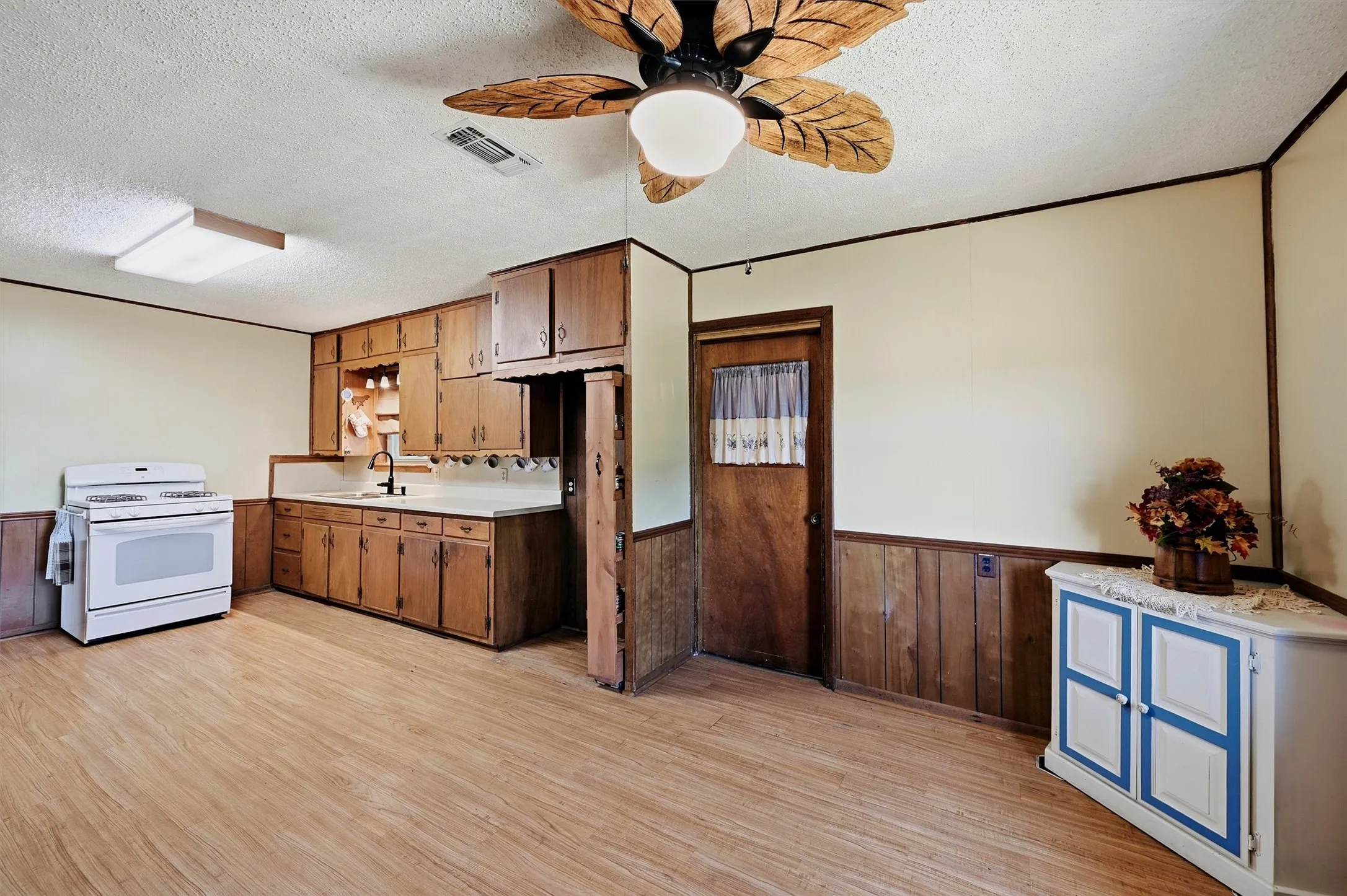 Farm For Sale in Grayson County , 3636 State Highway 56, Bells, Texas 75414, 3 Bedroom, 1 Bathroom, Garage spaces, 1,025 Sqft, built in 1965, mls#21344700, Real Estate Agent in Bells, Homes For Sale in Grayson county, Homes For Sale in Bells, Realtor in Bells Texas, Real Estate Brokerage Independent Realty Texas, Luminita Cordes Realtor