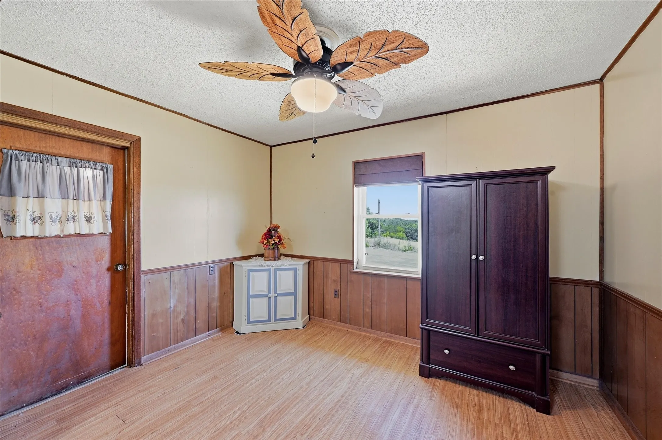 Farm For Sale in Grayson County , 3636 State Highway 56, Bells, Texas 75414, 3 Bedroom, 1 Bathroom, Garage spaces, 1,025 Sqft, built in 1965, mls#21344700, Real Estate Agent in Bells, Homes For Sale in Grayson county, Homes For Sale in Bells, Realtor in Bells Texas, Real Estate Brokerage Independent Realty Texas, Luminita Cordes Realtor