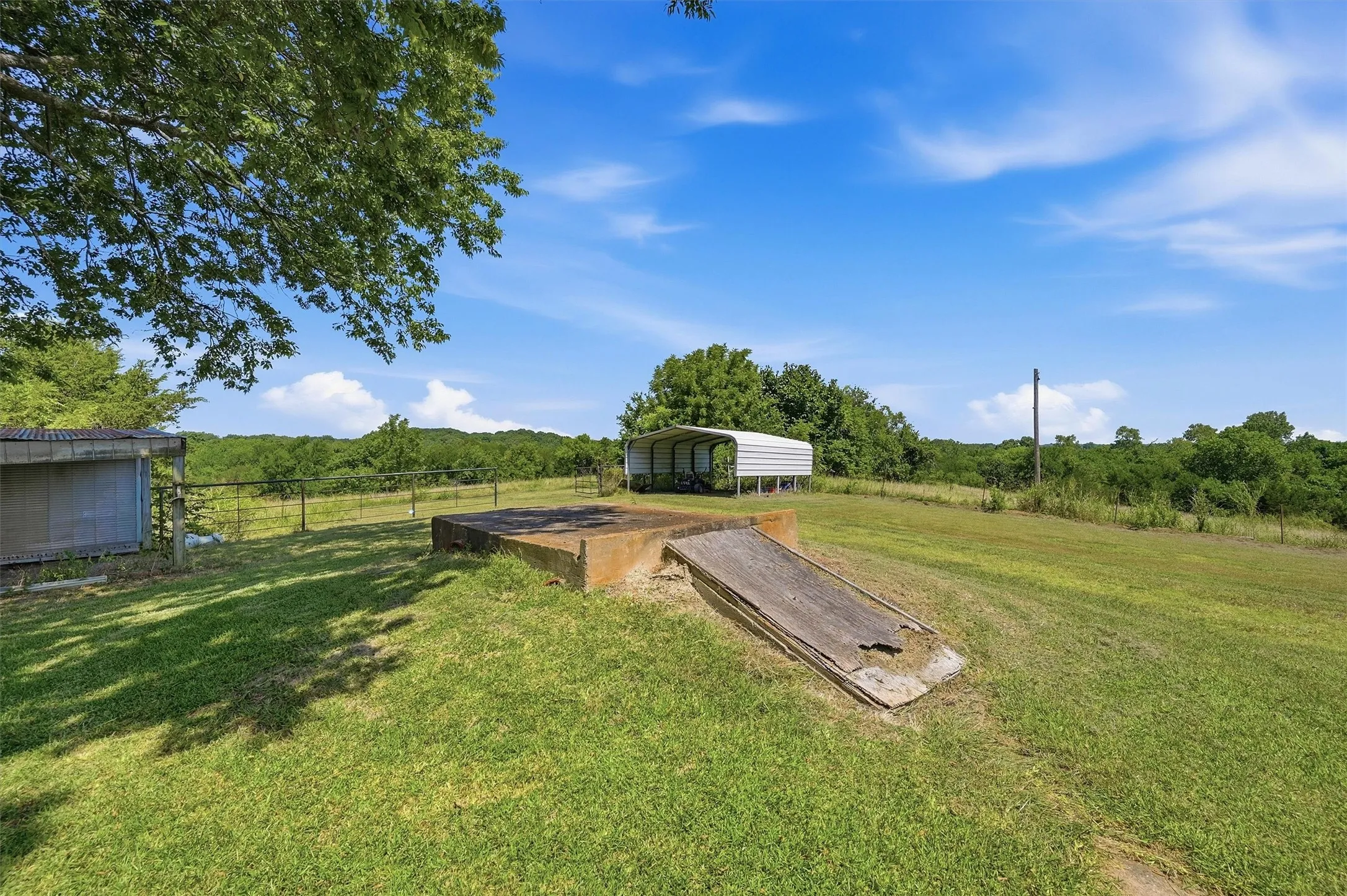Farm For Sale in Grayson County , 3636 State Highway 56, Bells, Texas 75414, 3 Bedroom, 1 Bathroom, Garage spaces, 1,025 Sqft, built in 1965, mls#21344700, Real Estate Agent in Bells, Homes For Sale in Grayson county, Homes For Sale in Bells, Realtor in Bells Texas, Real Estate Brokerage Independent Realty Texas, Luminita Cordes Realtor