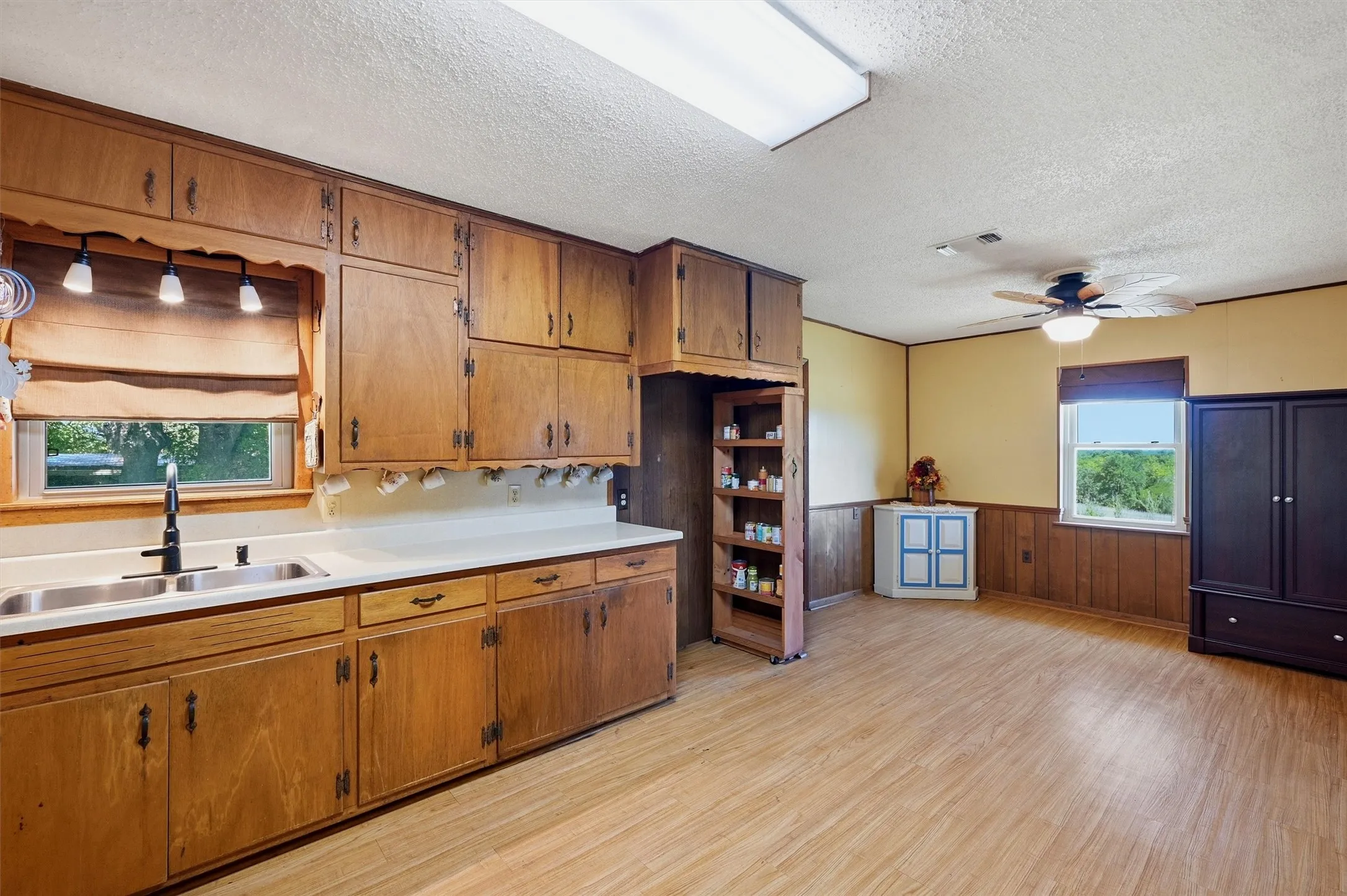 Farm For Sale in Grayson County , 3636 State Highway 56, Bells, Texas 75414, 3 Bedroom, 1 Bathroom, Garage spaces, 1,025 Sqft, built in 1965, mls#21344700, Real Estate Agent in Bells, Homes For Sale in Grayson county, Homes For Sale in Bells, Realtor in Bells Texas, Real Estate Brokerage Independent Realty Texas, Luminita Cordes Realtor