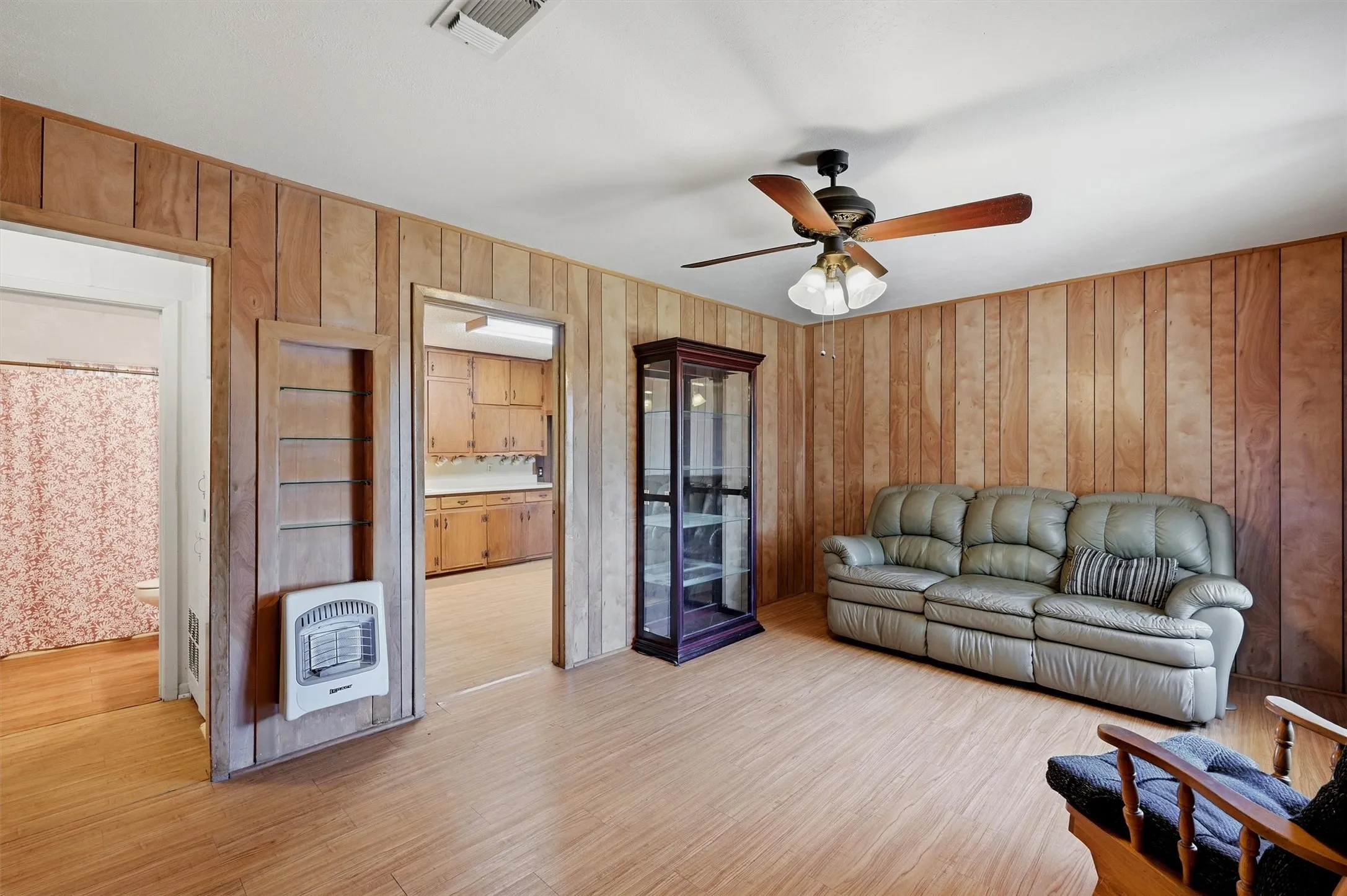 Farm For Sale in Grayson County , 3636 State Highway 56, Bells, Texas 75414, 3 Bedroom, 1 Bathroom, Garage spaces, 1,025 Sqft, built in 1965, mls#21344700, Real Estate Agent in Bells, Homes For Sale in Grayson county, Homes For Sale in Bells, Realtor in Bells Texas, Real Estate Brokerage Independent Realty Texas, Luminita Cordes Realtor