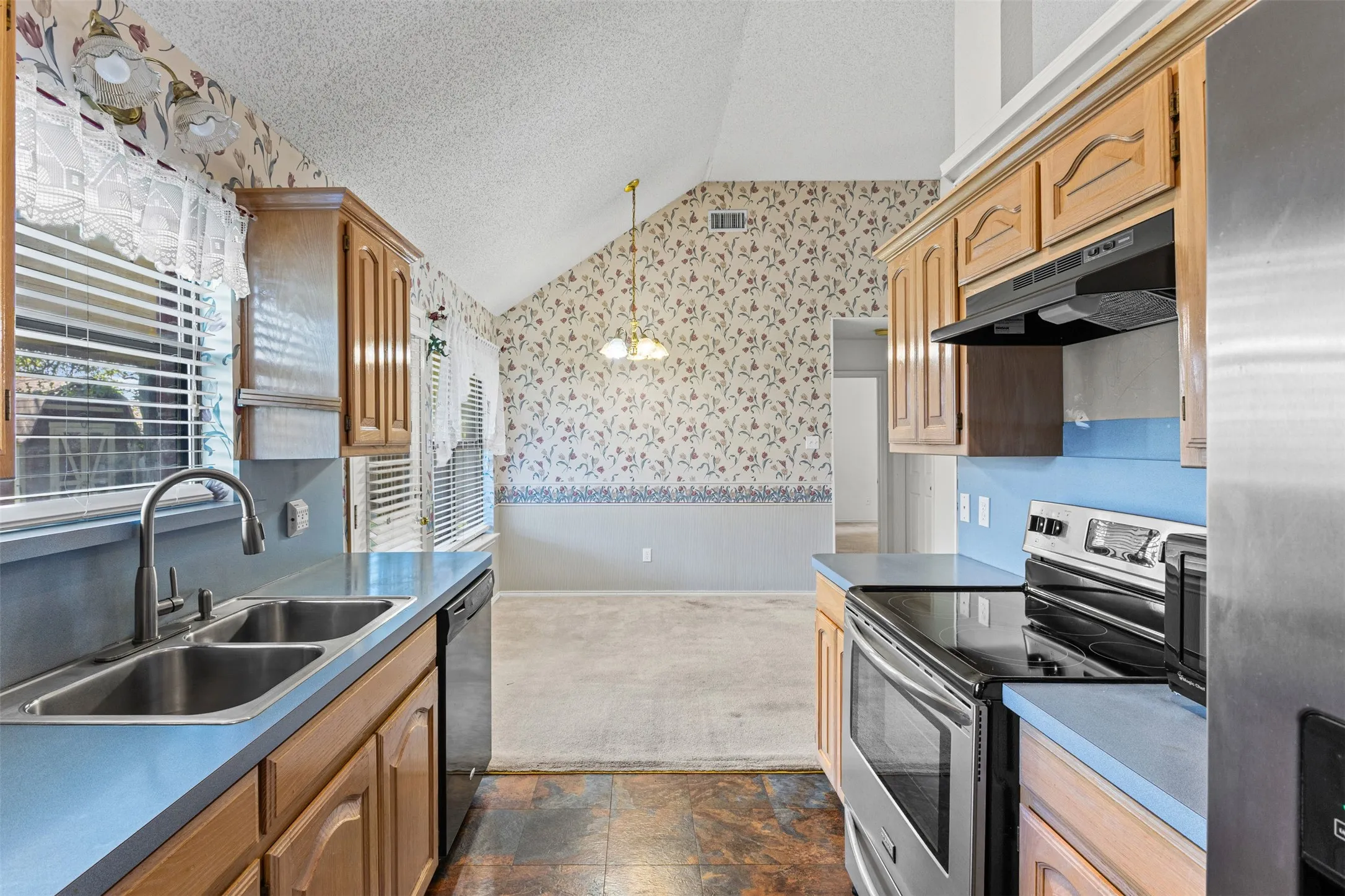 Single Family Residence For Sale in Johnson County , 664 Parkridge Boulevard, Burleson, Texas 76028, 3 Bedroom, 2 Bathroom, 2 Garage spaces, 1,400 Sqft, built in 1992, mls#21343457, Real Estate Agent in Burleson, Homes For Sale in Johnson county, Homes For Sale in Burleson, Realtor in Burleson Texas, Real Estate Brokerage Independent Realty Texas, Luminita Cordes Realtor