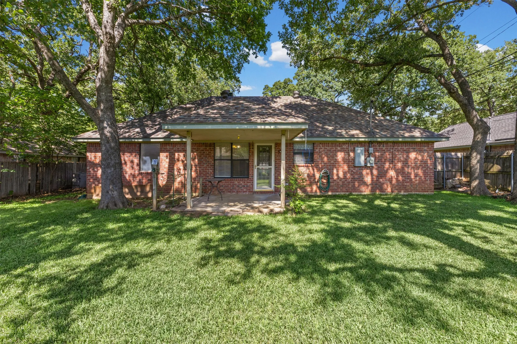 Single Family Residence For Sale in Johnson County , 664 Parkridge Boulevard, Burleson, Texas 76028, 3 Bedroom, 2 Bathroom, 2 Garage spaces, 1,400 Sqft, built in 1992, mls#21343457, Real Estate Agent in Burleson, Homes For Sale in Johnson county, Homes For Sale in Burleson, Realtor in Burleson Texas, Real Estate Brokerage Independent Realty Texas, Luminita Cordes Realtor