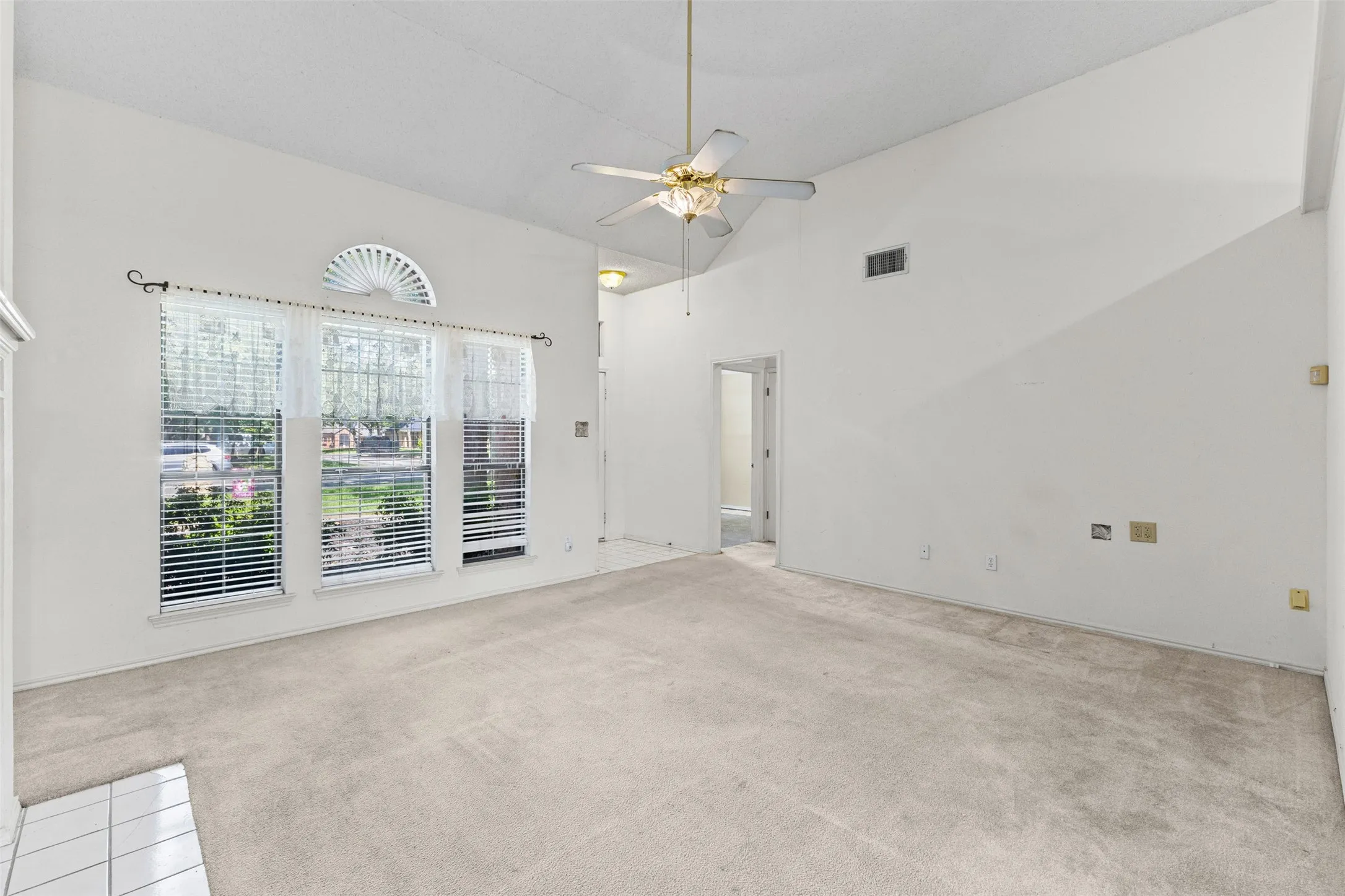 Single Family Residence For Sale in Johnson County , 664 Parkridge Boulevard, Burleson, Texas 76028, 3 Bedroom, 2 Bathroom, 2 Garage spaces, 1,400 Sqft, built in 1992, mls#21343457, Real Estate Agent in Burleson, Homes For Sale in Johnson county, Homes For Sale in Burleson, Realtor in Burleson Texas, Real Estate Brokerage Independent Realty Texas, Luminita Cordes Realtor
