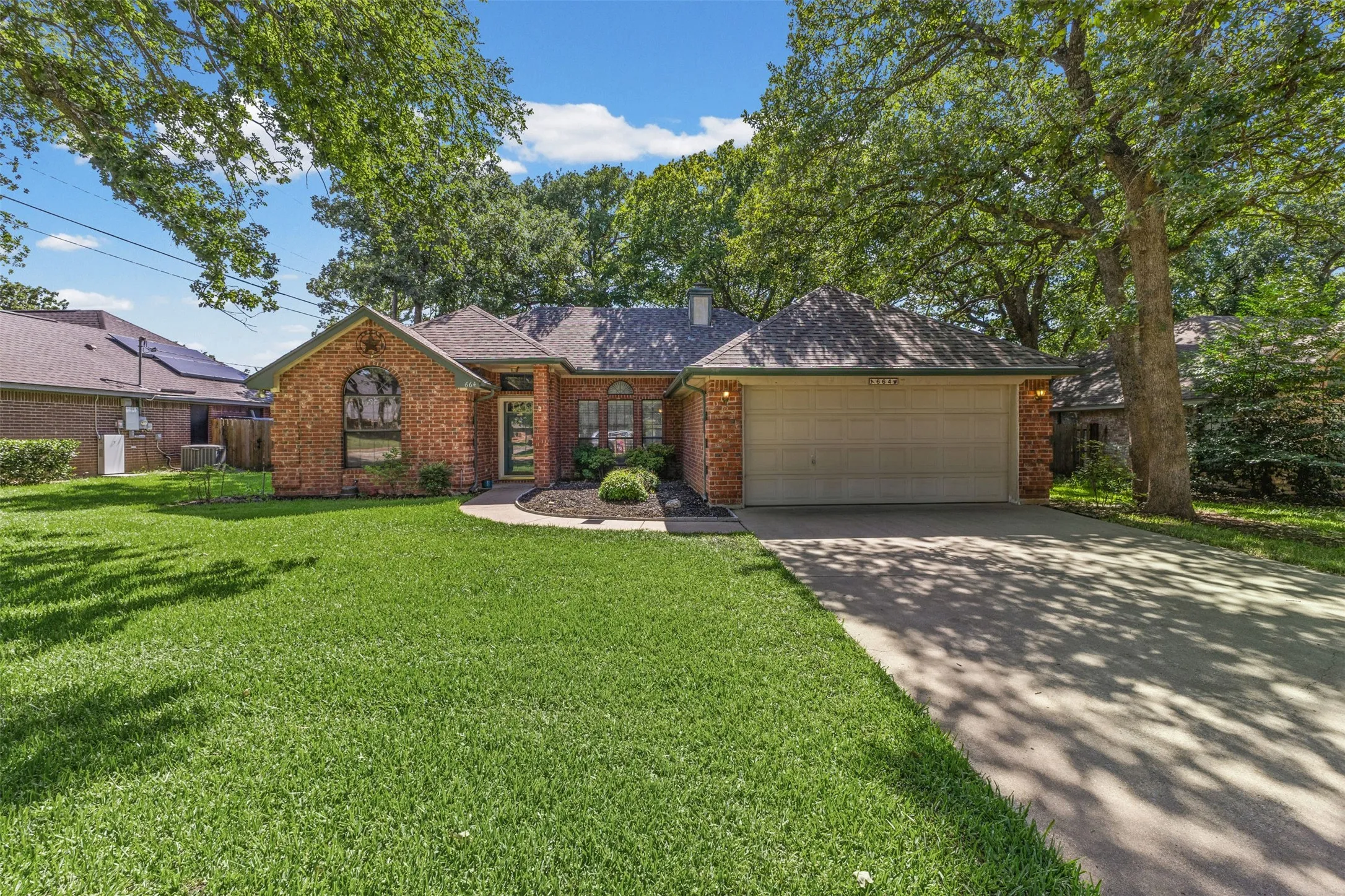 Single Family Residence For Sale in Johnson County , 664 Parkridge Boulevard, Burleson, Texas 76028, 3 Bedroom, 2 Bathroom, 2 Garage spaces, 1,400 Sqft, built in 1992, mls#21343457, Real Estate Agent in Burleson, Homes For Sale in Johnson county, Homes For Sale in Burleson, Realtor in Burleson Texas, Real Estate Brokerage Independent Realty Texas, Luminita Cordes Realtor