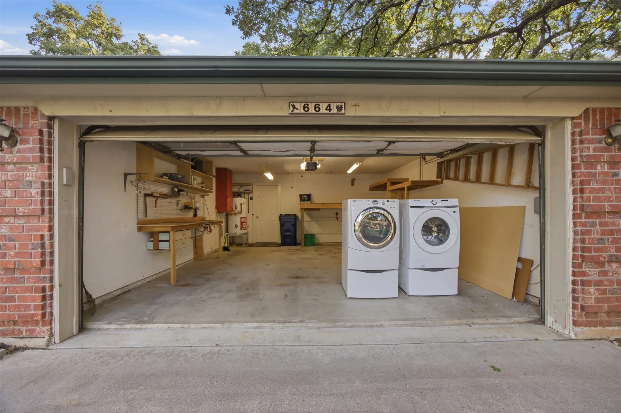 Single Family Residence For Sale in Johnson County , 664 Parkridge Boulevard, Burleson, Texas 76028, 3 Bedroom, 2 Bathroom, 2 Garage spaces, 1,400 Sqft, built in 1992, mls#21343457, Real Estate Agent in Burleson, Homes For Sale in Johnson county, Homes For Sale in Burleson, Realtor in Burleson Texas, Real Estate Brokerage Independent Realty Texas, Luminita Cordes Realtor