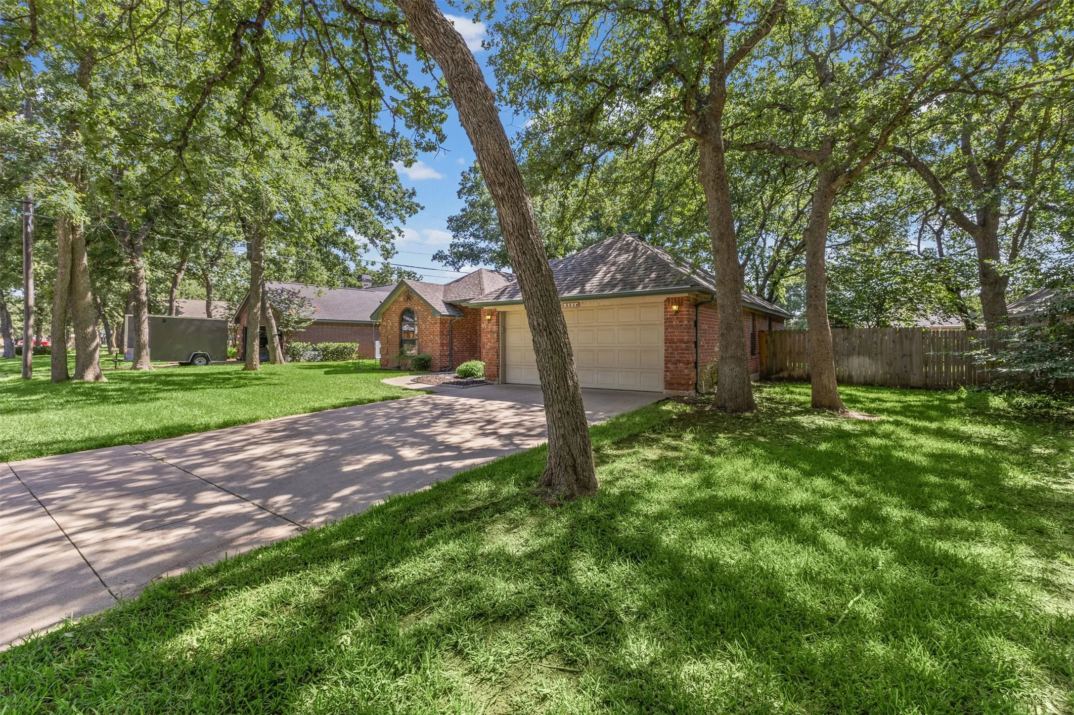 Single Family Residence For Sale in Johnson County , 664 Parkridge Boulevard, Burleson, Texas 76028, 3 Bedroom, 2 Bathroom, 2 Garage spaces, 1,400 Sqft, built in 1992, mls#21343457, Real Estate Agent in Burleson, Homes For Sale in Johnson county, Homes For Sale in Burleson, Realtor in Burleson Texas, Real Estate Brokerage Independent Realty Texas, Luminita Cordes Realtor