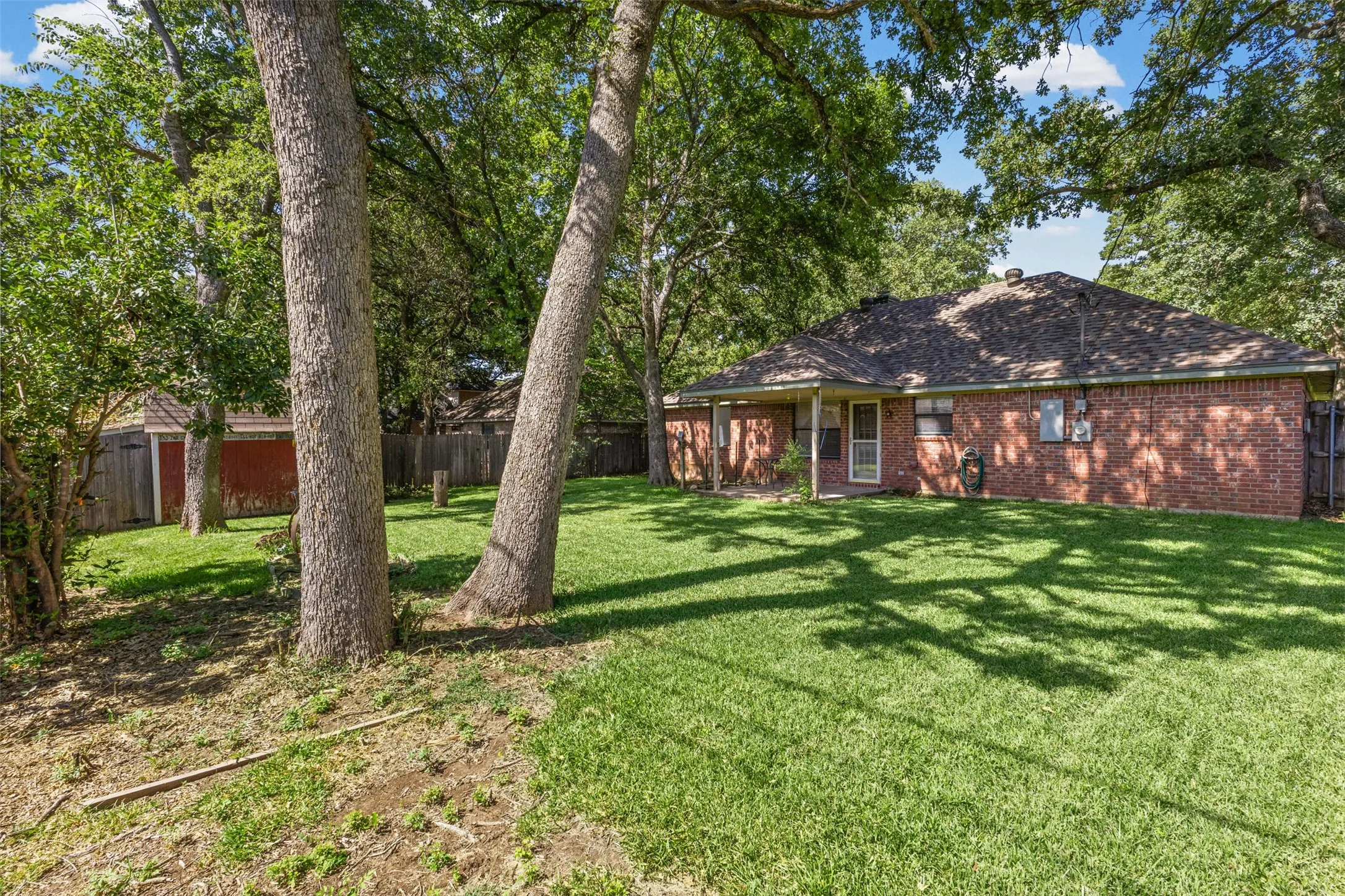 Single Family Residence For Sale in Johnson County , 664 Parkridge Boulevard, Burleson, Texas 76028, 3 Bedroom, 2 Bathroom, 2 Garage spaces, 1,400 Sqft, built in 1992, mls#21343457, Real Estate Agent in Burleson, Homes For Sale in Johnson county, Homes For Sale in Burleson, Realtor in Burleson Texas, Real Estate Brokerage Independent Realty Texas, Luminita Cordes Realtor