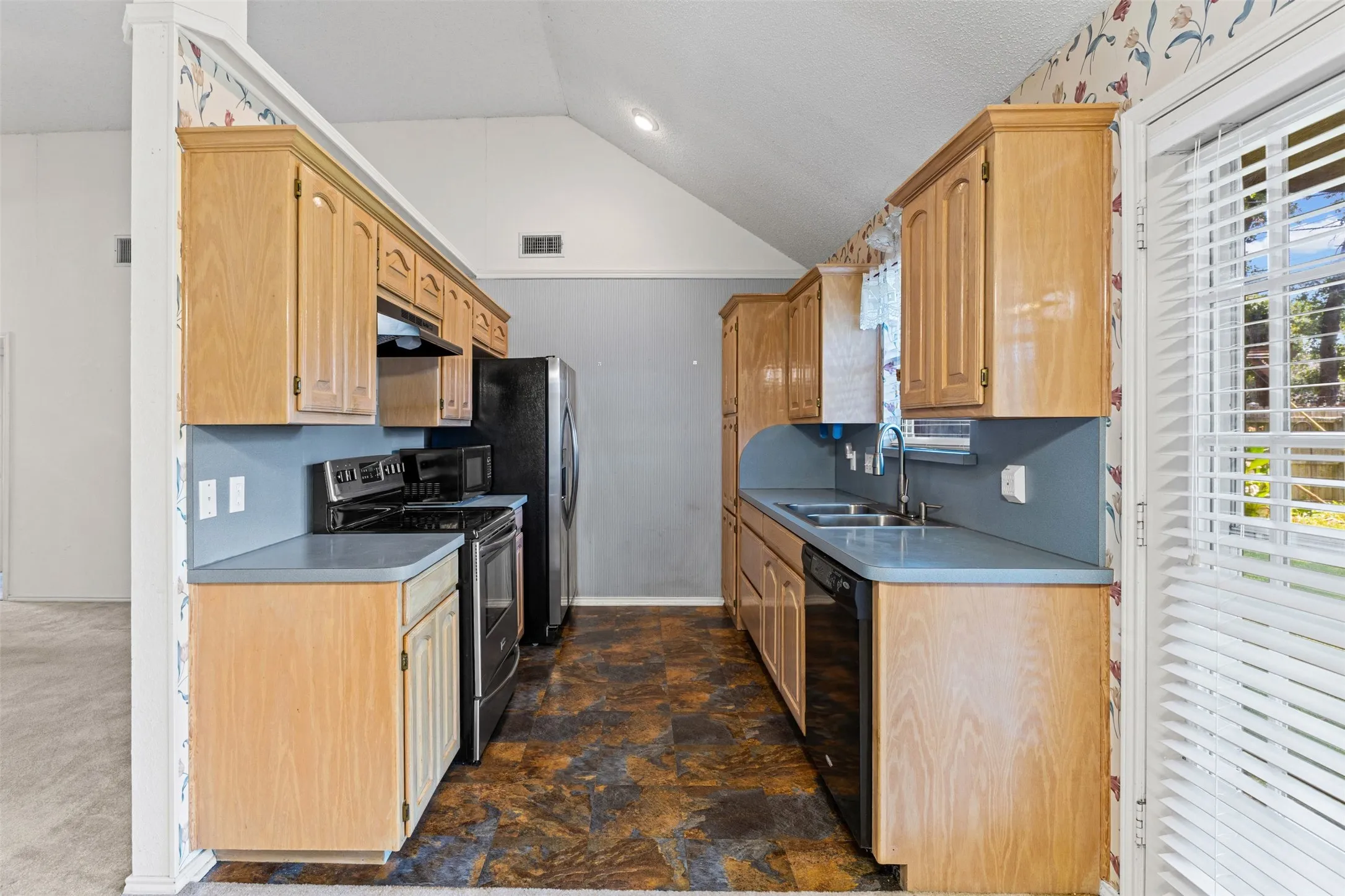 Single Family Residence For Sale in Johnson County , 664 Parkridge Boulevard, Burleson, Texas 76028, 3 Bedroom, 2 Bathroom, 2 Garage spaces, 1,400 Sqft, built in 1992, mls#21343457, Real Estate Agent in Burleson, Homes For Sale in Johnson county, Homes For Sale in Burleson, Realtor in Burleson Texas, Real Estate Brokerage Independent Realty Texas, Luminita Cordes Realtor