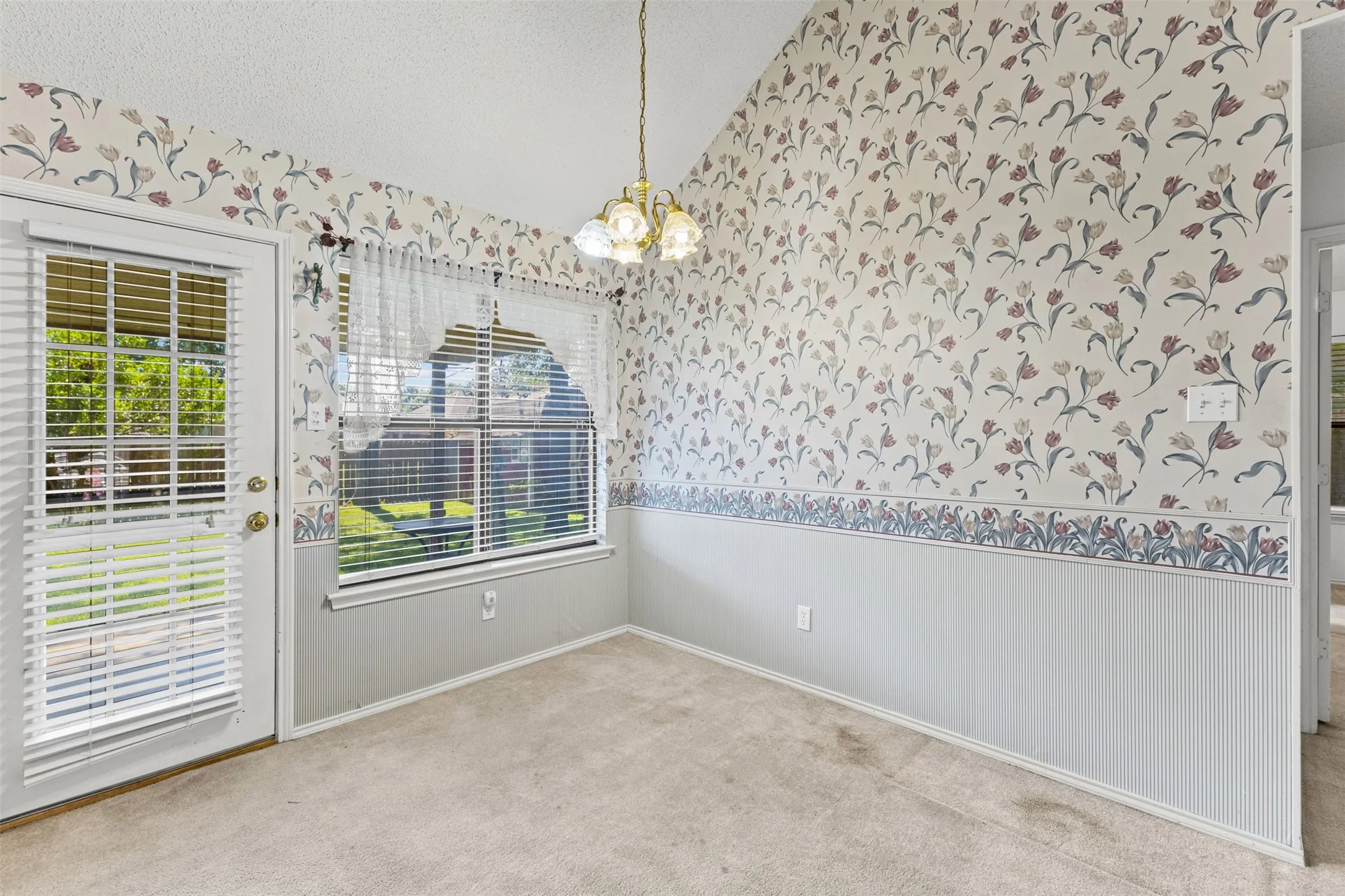 Single Family Residence For Sale in Johnson County , 664 Parkridge Boulevard, Burleson, Texas 76028, 3 Bedroom, 2 Bathroom, 2 Garage spaces, 1,400 Sqft, built in 1992, mls#21343457, Real Estate Agent in Burleson, Homes For Sale in Johnson county, Homes For Sale in Burleson, Realtor in Burleson Texas, Real Estate Brokerage Independent Realty Texas, Luminita Cordes Realtor