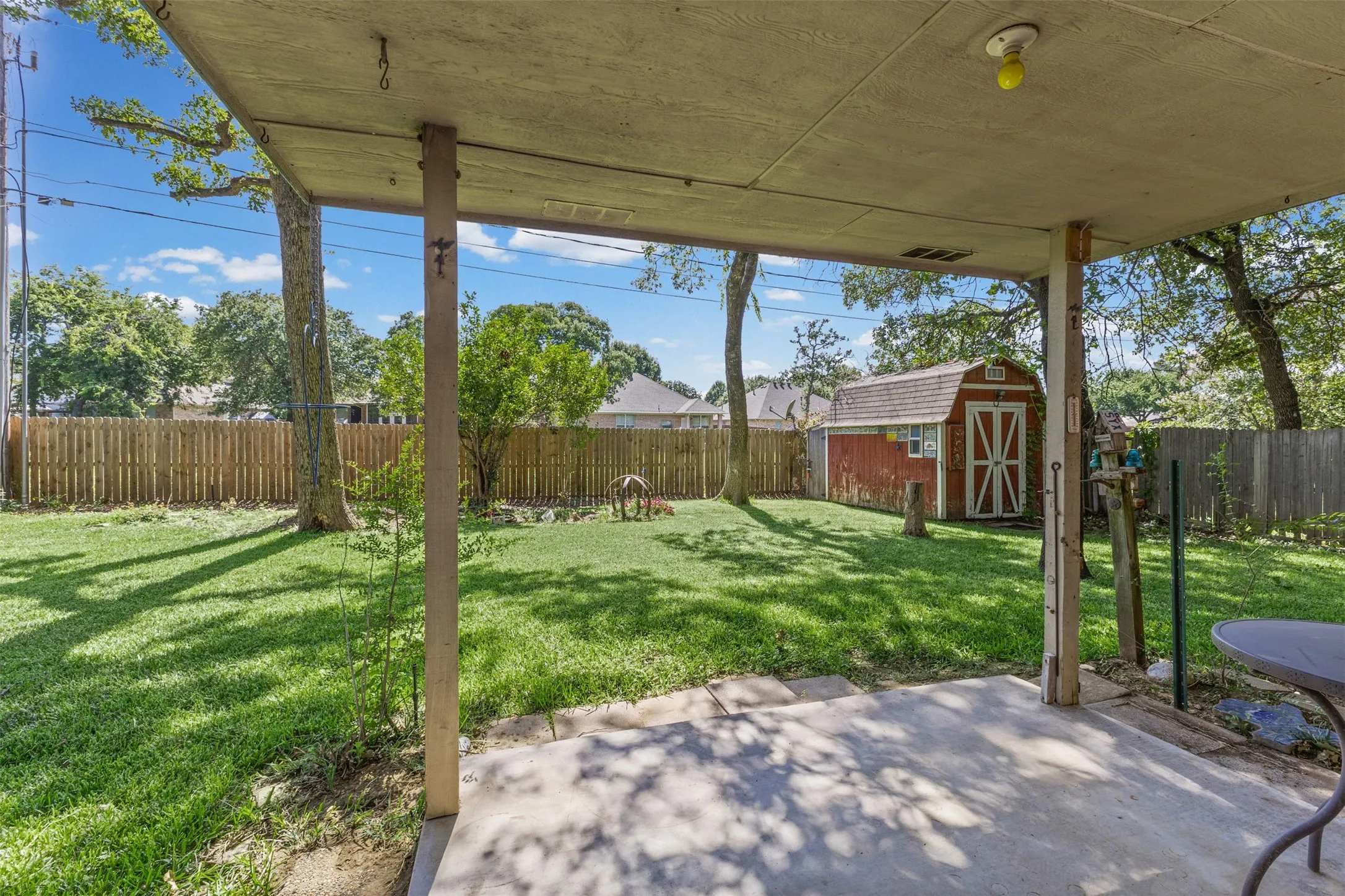 Single Family Residence For Sale in Johnson County , 664 Parkridge Boulevard, Burleson, Texas 76028, 3 Bedroom, 2 Bathroom, 2 Garage spaces, 1,400 Sqft, built in 1992, mls#21343457, Real Estate Agent in Burleson, Homes For Sale in Johnson county, Homes For Sale in Burleson, Realtor in Burleson Texas, Real Estate Brokerage Independent Realty Texas, Luminita Cordes Realtor