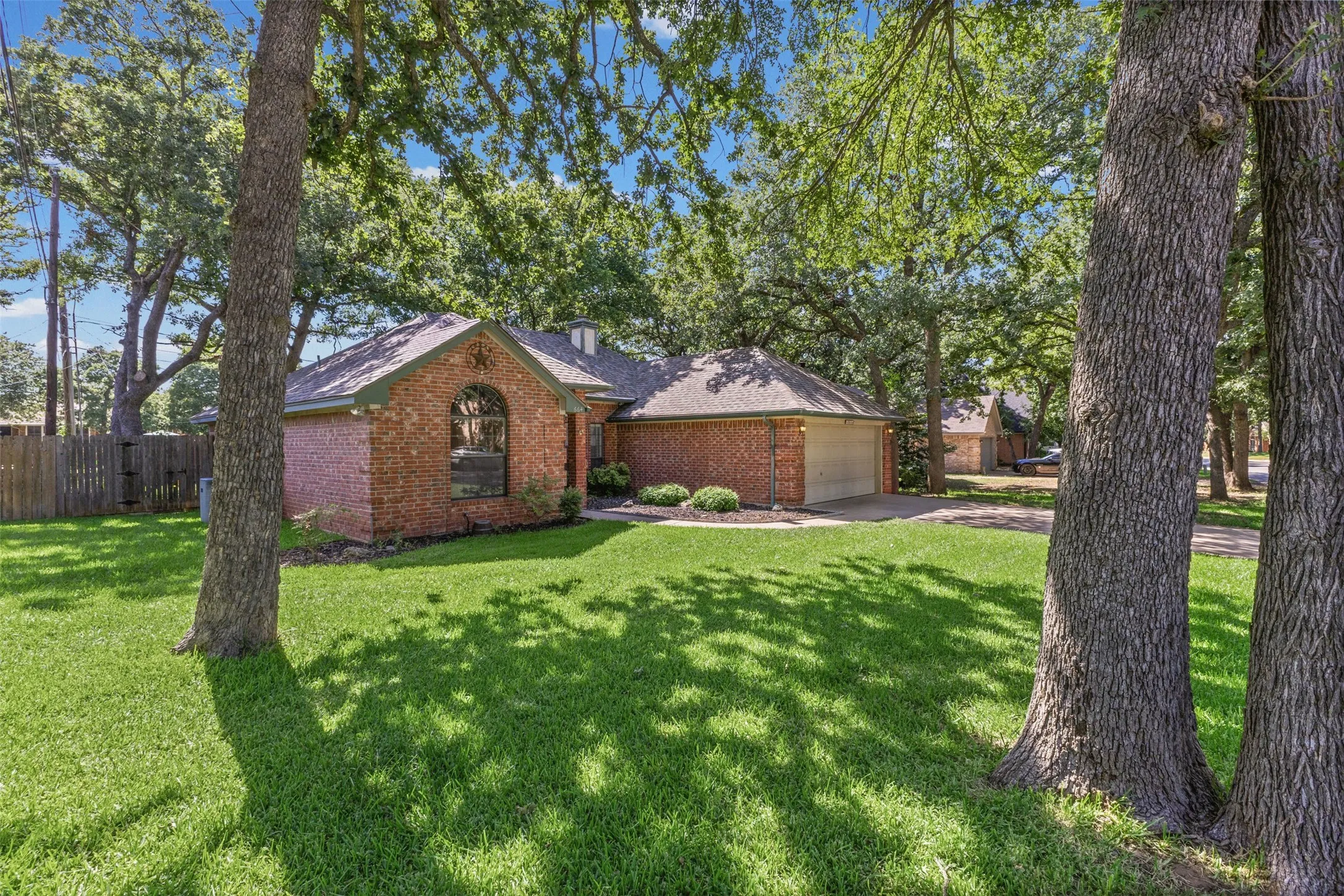 Single Family Residence For Sale in Johnson County , 664 Parkridge Boulevard, Burleson, Texas 76028, 3 Bedroom, 2 Bathroom, 2 Garage spaces, 1,400 Sqft, built in 1992, mls#21343457, Real Estate Agent in Burleson, Homes For Sale in Johnson county, Homes For Sale in Burleson, Realtor in Burleson Texas, Real Estate Brokerage Independent Realty Texas, Luminita Cordes Realtor