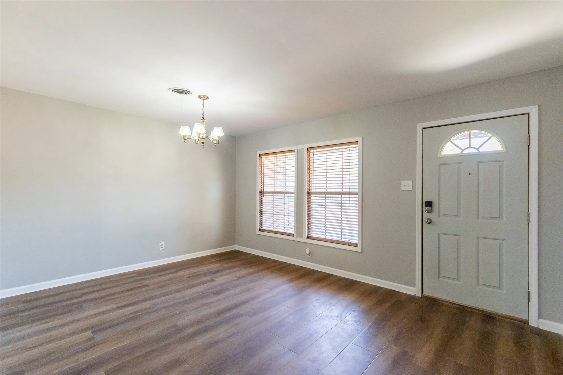 Single Family Residence For Sale in Taylor County , 2152 Westview Drive, Abilene, Texas 79603, 3 Bedroom, 2 Bathroom, Garage spaces, 1,648 Sqft, built in 1959, mls#21346881, Real Estate Agent in Abilene, Homes For Sale in Taylor county, Homes For Sale in Abilene, Realtor in Abilene Texas, Real Estate Brokerage Independent Realty Texas, Luminita Cordes Realtor