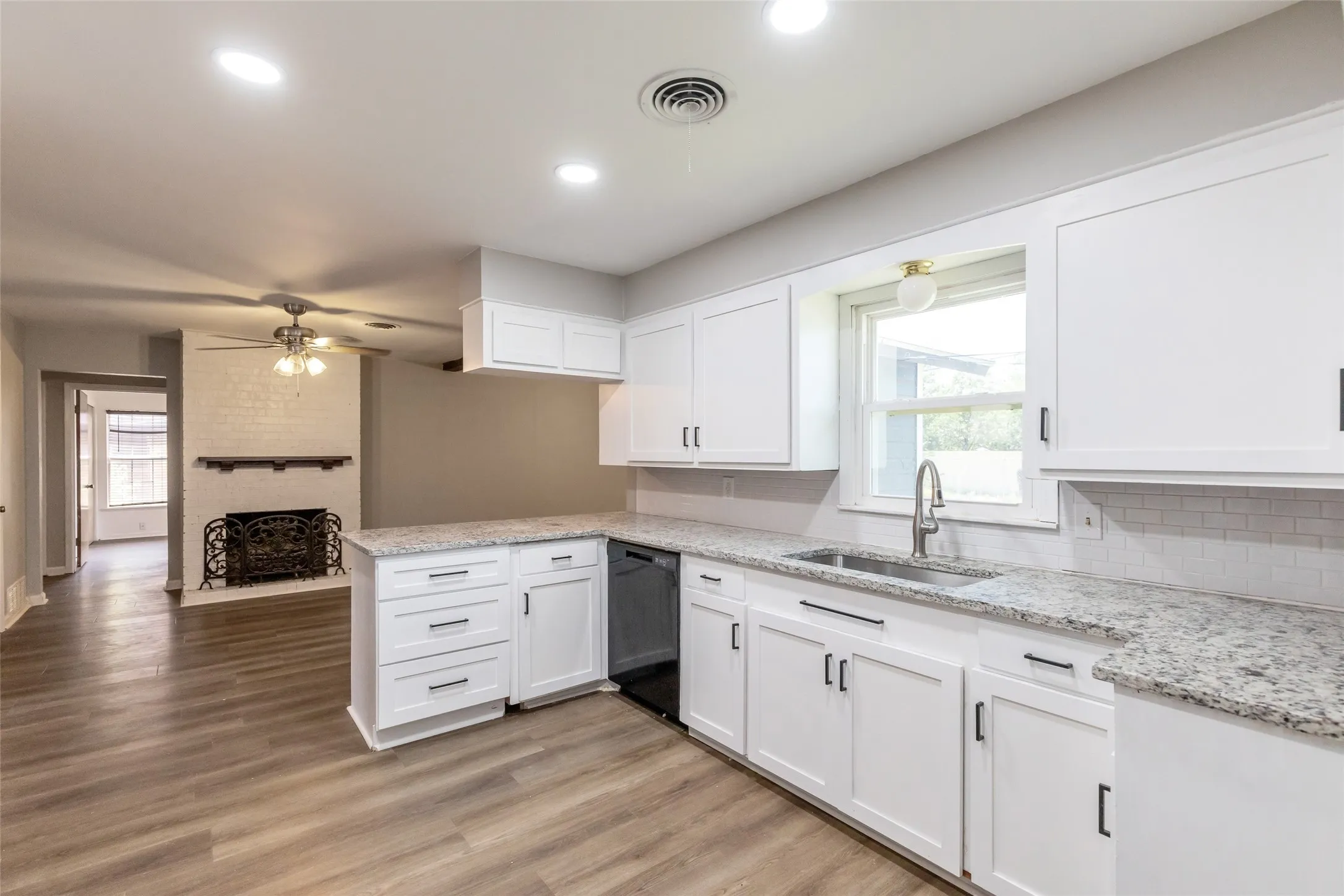 Single Family Residence For Sale in Taylor County , 2152 Westview Drive, Abilene, Texas 79603, 3 Bedroom, 2 Bathroom, Garage spaces, 1,648 Sqft, built in 1959, mls#21346881, Real Estate Agent in Abilene, Homes For Sale in Taylor county, Homes For Sale in Abilene, Realtor in Abilene Texas, Real Estate Brokerage Independent Realty Texas, Luminita Cordes Realtor