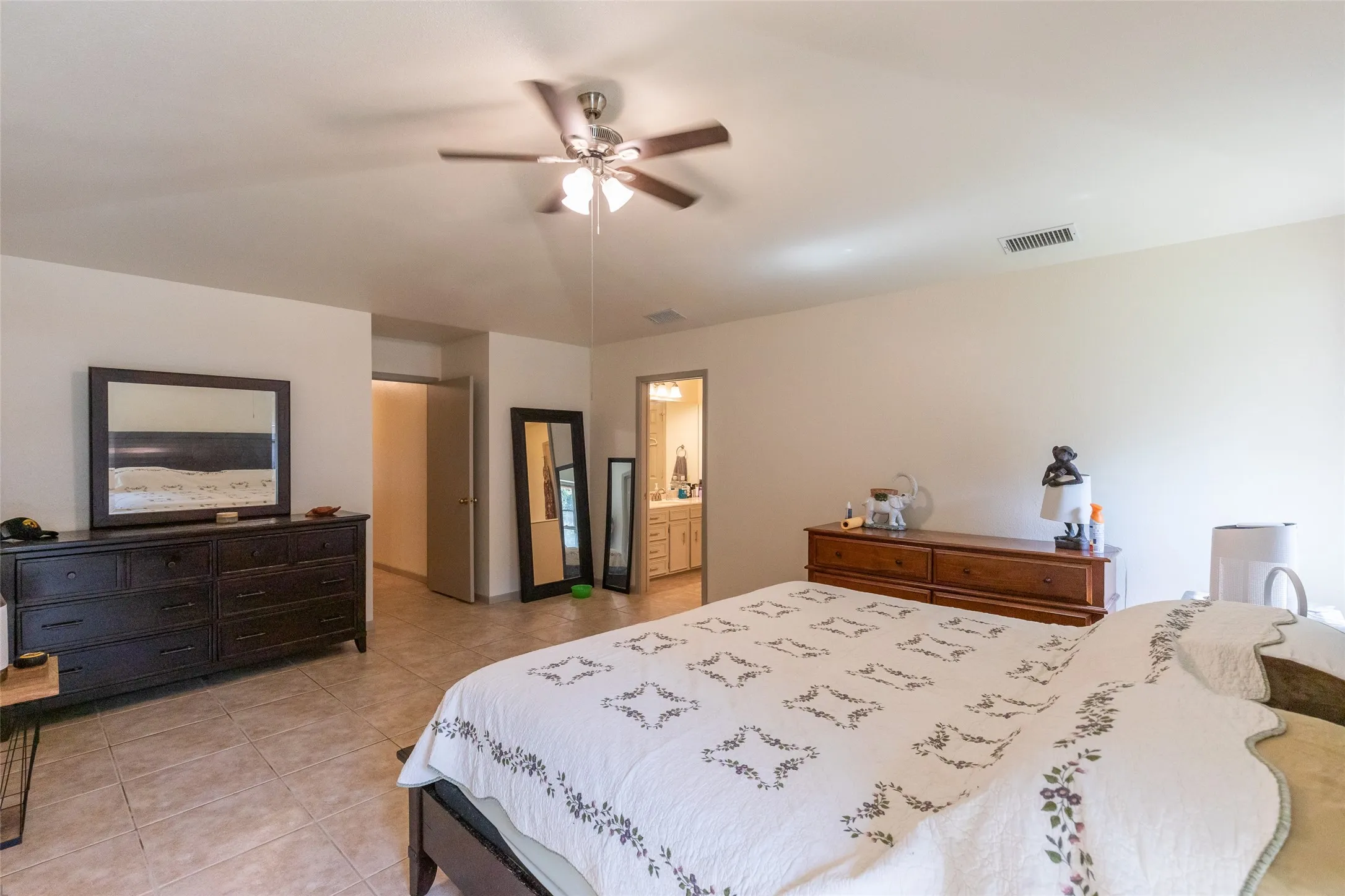 Single Family Residence For Sale in Taylor County , 5025 Patsye Ann Cove, Abilene, Texas 79606, 4 Bedroom, 2 Bathroom, 2 Garage spaces, 2,368 Sqft, built in 1982, mls#21345628, Real Estate Agent in Abilene, Homes For Sale in Taylor county, Homes For Sale in Abilene, Realtor in Abilene Texas, Real Estate Brokerage Independent Realty Texas, Luminita Cordes Realtor