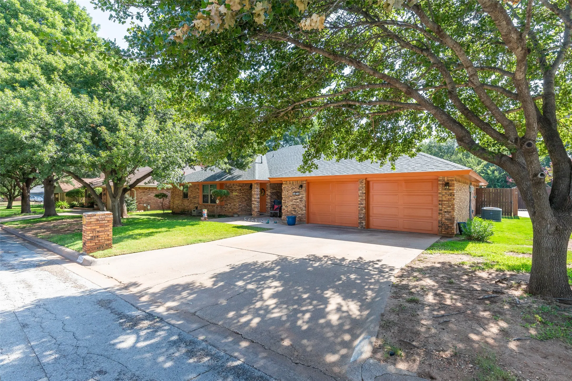 Single Family Residence For Sale in Taylor County , 5025 Patsye Ann Cove, Abilene, Texas 79606, 4 Bedroom, 2 Bathroom, 2 Garage spaces, 2,368 Sqft, built in 1982, mls#21345628, Real Estate Agent in Abilene, Homes For Sale in Taylor county, Homes For Sale in Abilene, Realtor in Abilene Texas, Real Estate Brokerage Independent Realty Texas, Luminita Cordes Realtor