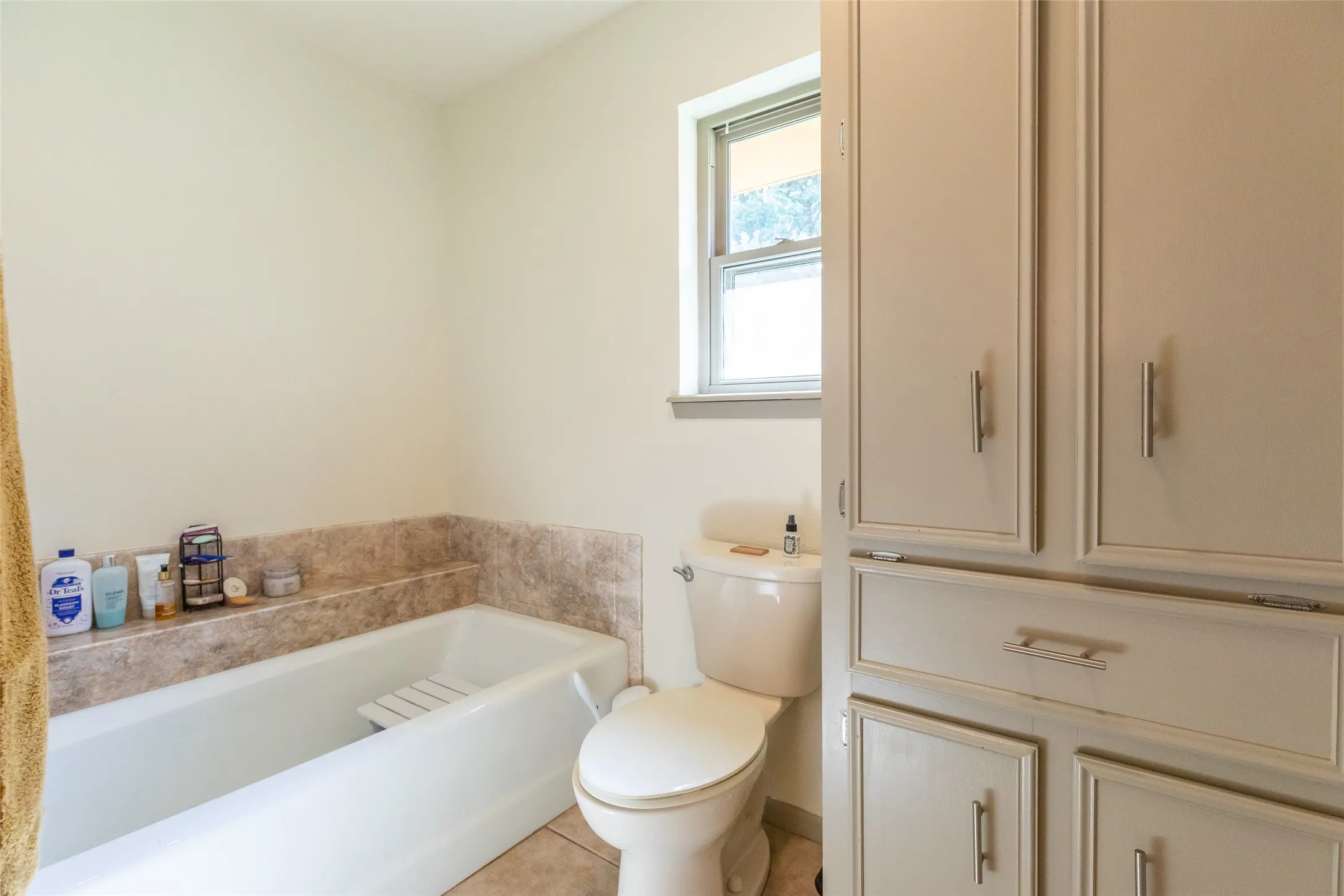 Single Family Residence For Sale in Taylor County , 5025 Patsye Ann Cove, Abilene, Texas 79606, 4 Bedroom, 2 Bathroom, 2 Garage spaces, 2,368 Sqft, built in 1982, mls#21345628, Real Estate Agent in Abilene, Homes For Sale in Taylor county, Homes For Sale in Abilene, Realtor in Abilene Texas, Real Estate Brokerage Independent Realty Texas, Luminita Cordes Realtor
