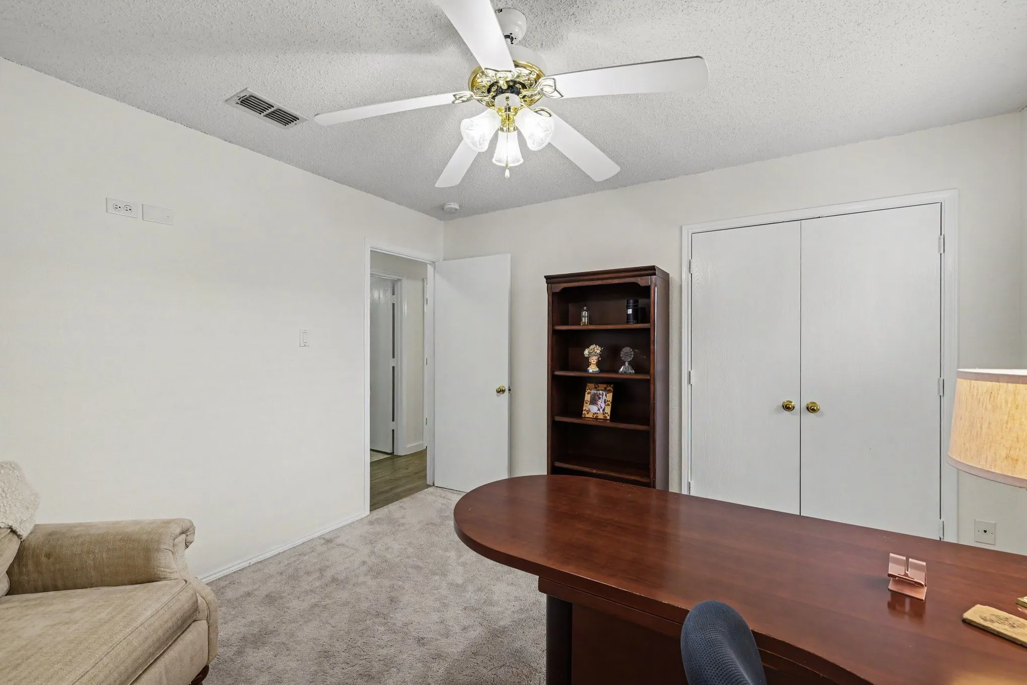 Guest bedroom with ceilng fan