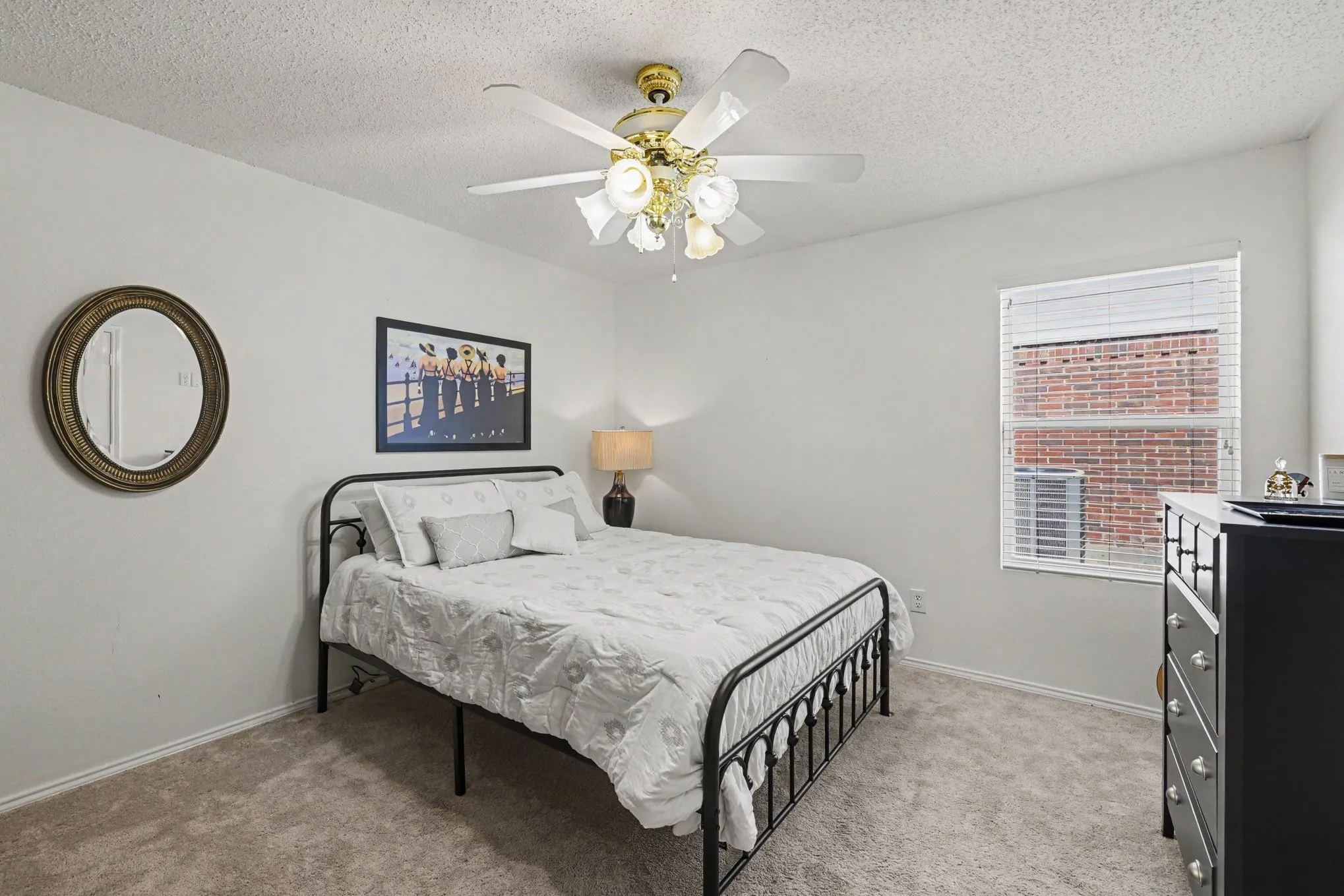 Guest bedroom with ceilng fan