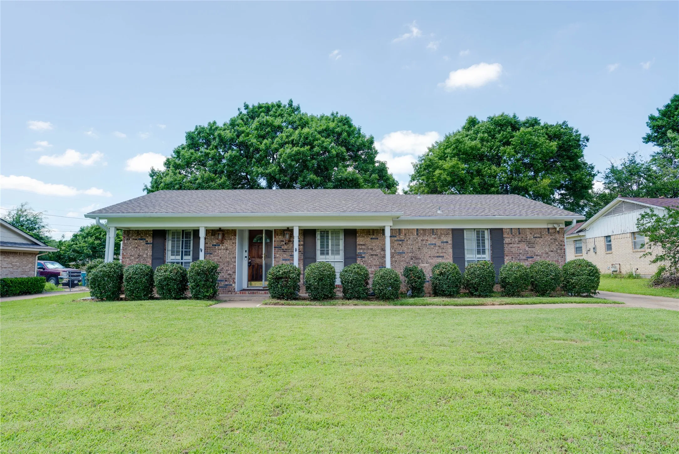 Single Family Residence For Rent in Grayson County , 615 Oxford Drive, Sherman, Texas 75092, 3 Bedroom, 2 Bathroom, 2 Garage spaces, 1,482 Sqft, built in 1969, mls#21346922, Real Estate Agent in Sherman, Homes For Rent in Grayson county, Homes For Rent in Sherman, Realtor in Sherman Texas, Real Estate Brokerage Independent Realty Texas, Luminita Cordes Realtor