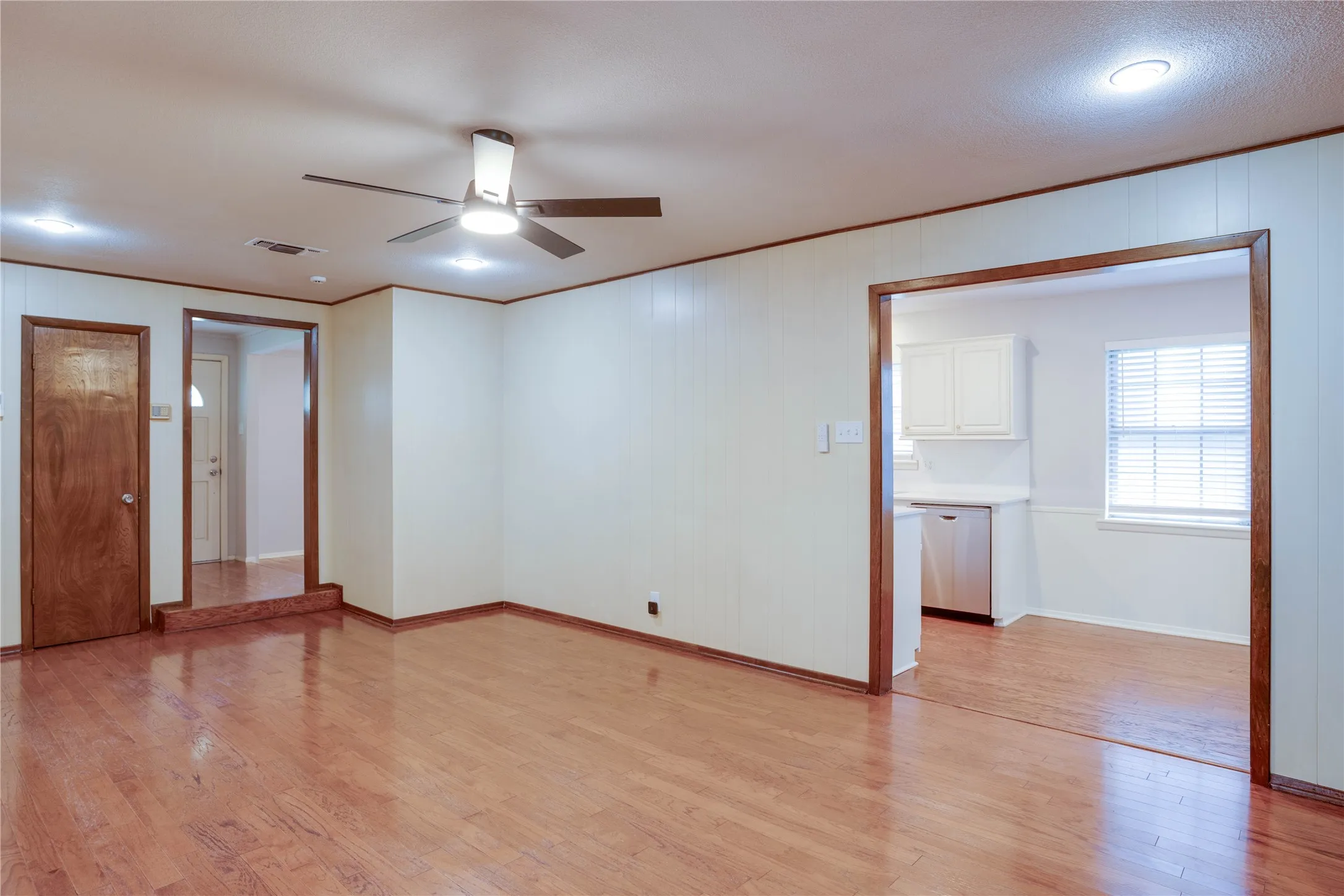 Single Family Residence For Rent in Grayson County , 615 Oxford Drive, Sherman, Texas 75092, 3 Bedroom, 2 Bathroom, 2 Garage spaces, 1,482 Sqft, built in 1969, mls#21346922, Real Estate Agent in Sherman, Homes For Rent in Grayson county, Homes For Rent in Sherman, Realtor in Sherman Texas, Real Estate Brokerage Independent Realty Texas, Luminita Cordes Realtor