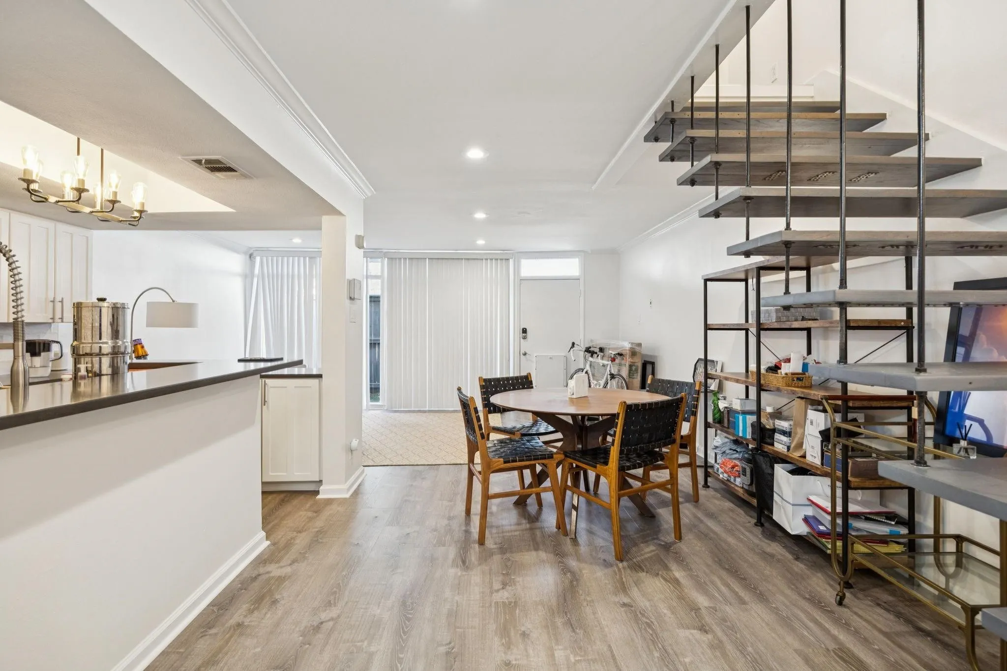 Condominium For Sale in Dallas County , 3321 Cole Avenue 116, Dallas, Texas 75204, 2 Bedroom, 2 Bathroom, Garage spaces, 1,044 Sqft, built in 1961, mls#21346940, Real Estate Agent in Dallas, Homes For Sale in Dallas county, Homes For Sale in Dallas, Realtor in Dallas Texas, Real Estate Brokerage Independent Realty Texas, Luminita Cordes Realtor