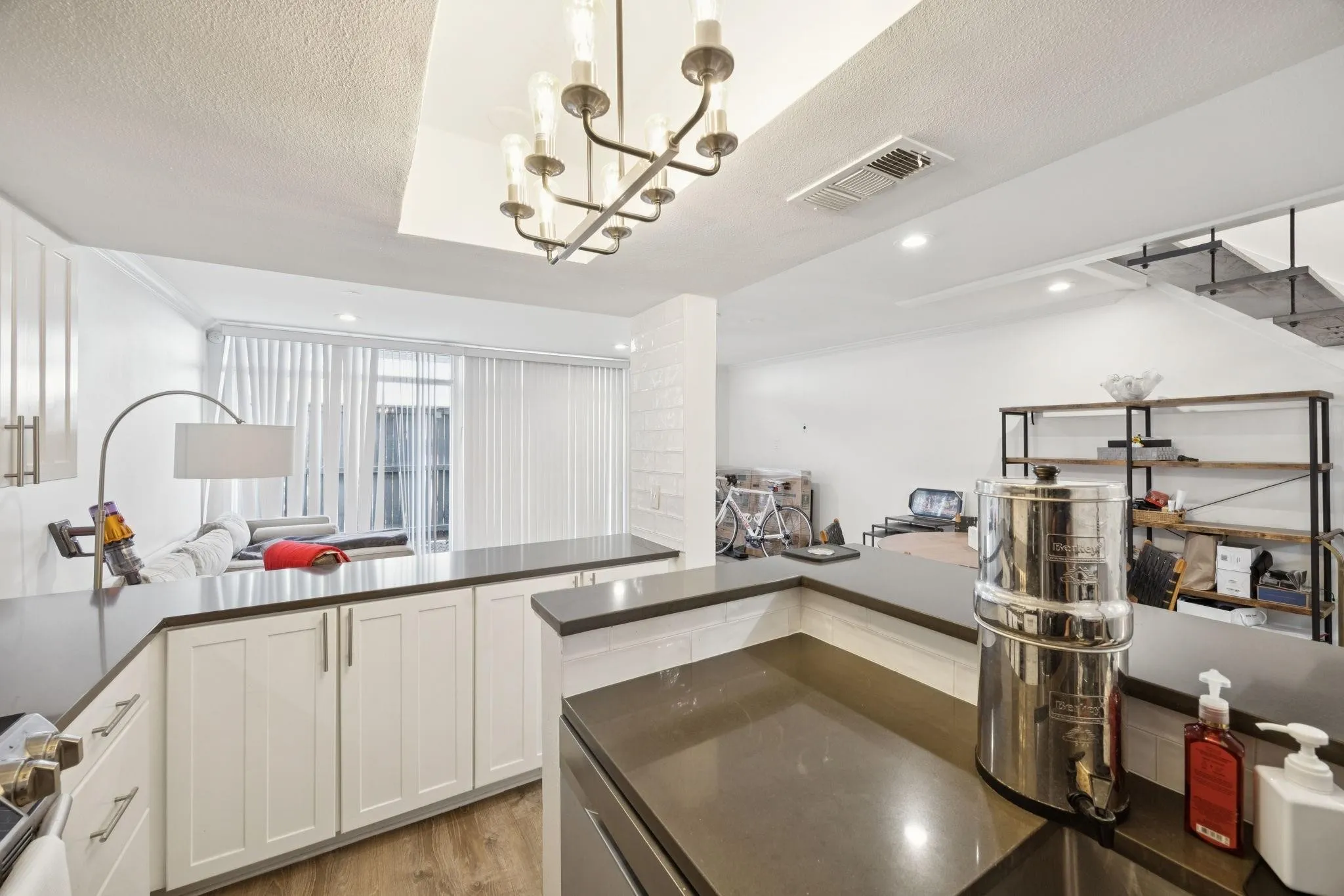 Condominium For Sale in Dallas County , 3321 Cole Avenue 116, Dallas, Texas 75204, 2 Bedroom, 2 Bathroom, Garage spaces, 1,044 Sqft, built in 1961, mls#21346940, Real Estate Agent in Dallas, Homes For Sale in Dallas county, Homes For Sale in Dallas, Realtor in Dallas Texas, Real Estate Brokerage Independent Realty Texas, Luminita Cordes Realtor