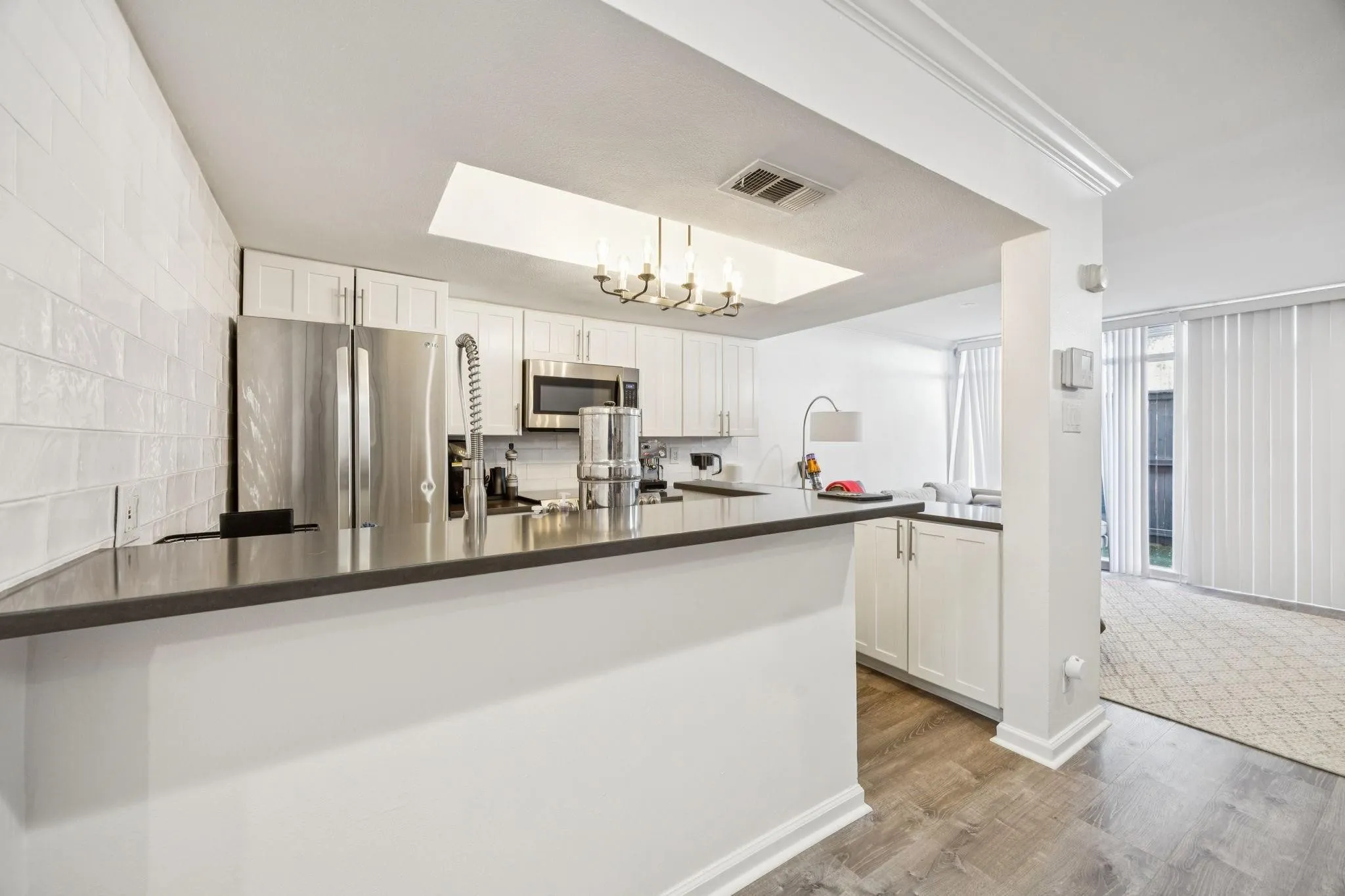Condominium For Sale in Dallas County , 3321 Cole Avenue 116, Dallas, Texas 75204, 2 Bedroom, 2 Bathroom, Garage spaces, 1,044 Sqft, built in 1961, mls#21346940, Real Estate Agent in Dallas, Homes For Sale in Dallas county, Homes For Sale in Dallas, Realtor in Dallas Texas, Real Estate Brokerage Independent Realty Texas, Luminita Cordes Realtor