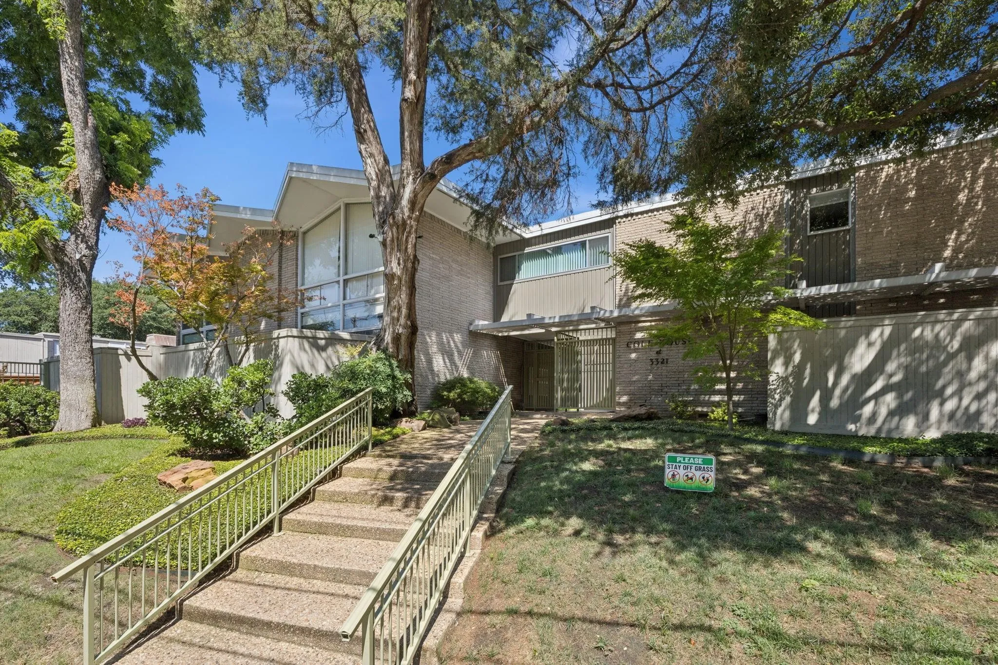 Condominium For Sale in Dallas County , 3321 Cole Avenue 116, Dallas, Texas 75204, 2 Bedroom, 2 Bathroom, Garage spaces, 1,044 Sqft, built in 1961, mls#21346940, Real Estate Agent in Dallas, Homes For Sale in Dallas county, Homes For Sale in Dallas, Realtor in Dallas Texas, Real Estate Brokerage Independent Realty Texas, Luminita Cordes Realtor