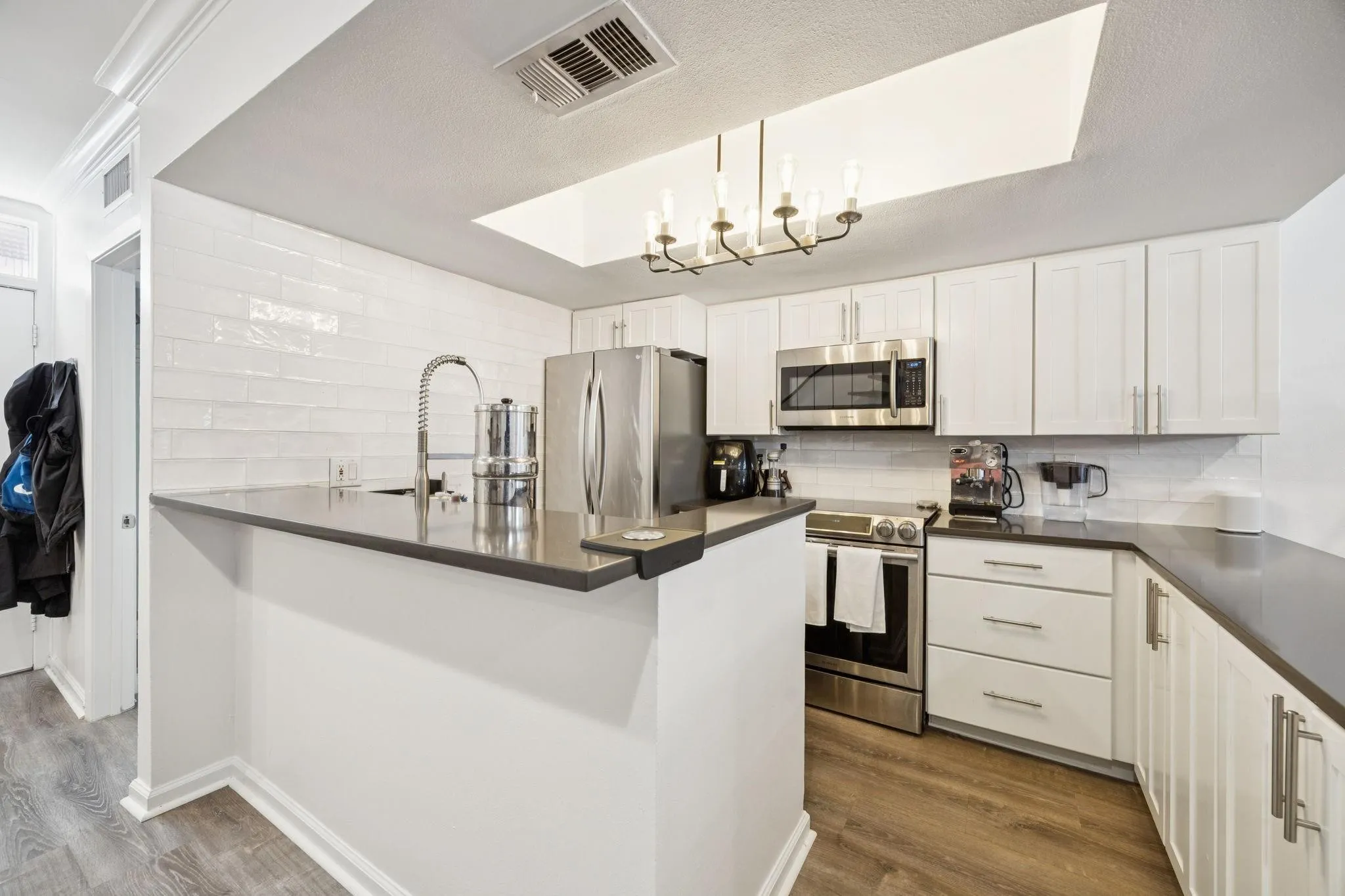 Condominium For Sale in Dallas County , 3321 Cole Avenue 116, Dallas, Texas 75204, 2 Bedroom, 2 Bathroom, Garage spaces, 1,044 Sqft, built in 1961, mls#21346940, Real Estate Agent in Dallas, Homes For Sale in Dallas county, Homes For Sale in Dallas, Realtor in Dallas Texas, Real Estate Brokerage Independent Realty Texas, Luminita Cordes Realtor