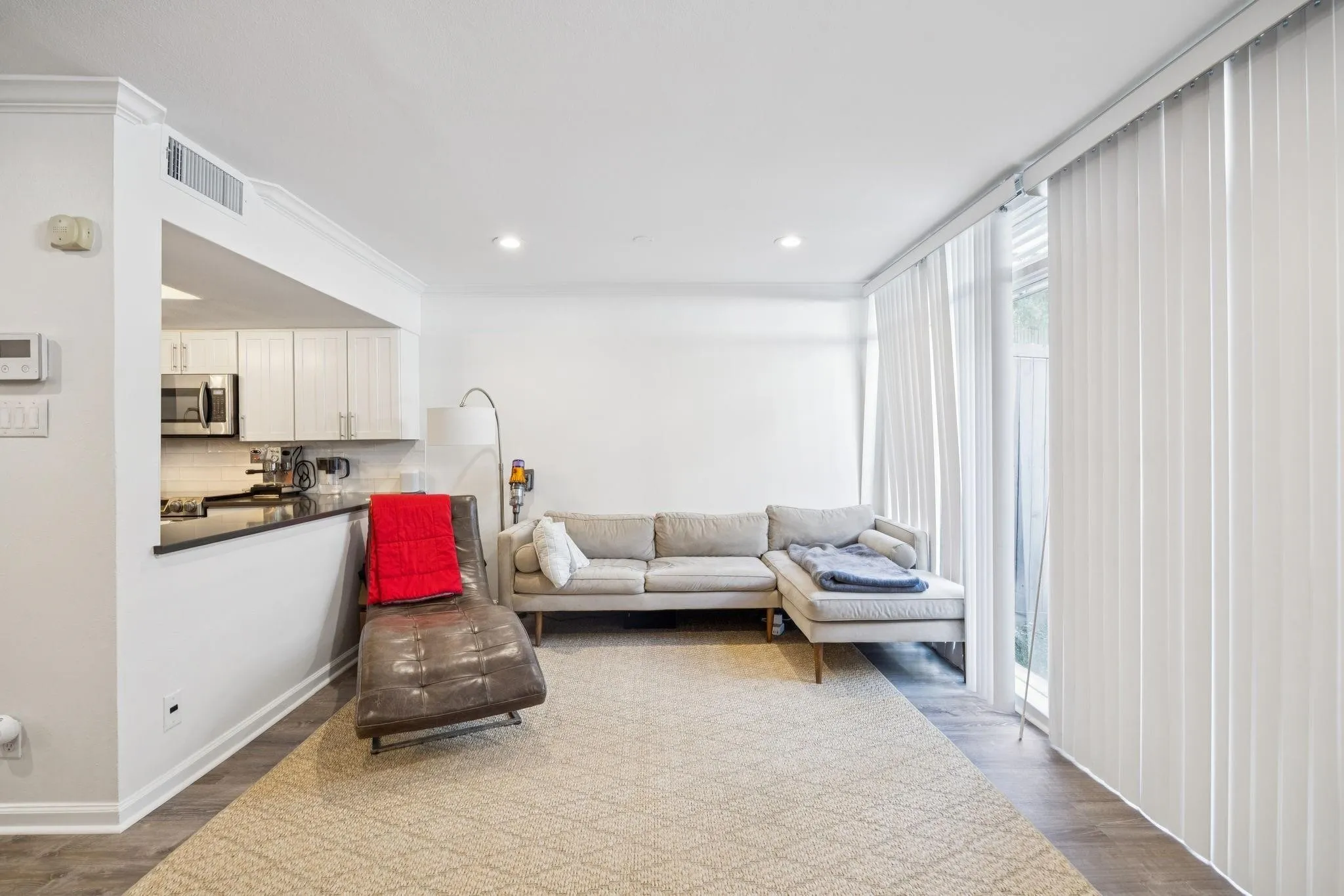 Condominium For Sale in Dallas County , 3321 Cole Avenue 116, Dallas, Texas 75204, 2 Bedroom, 2 Bathroom, Garage spaces, 1,044 Sqft, built in 1961, mls#21346940, Real Estate Agent in Dallas, Homes For Sale in Dallas county, Homes For Sale in Dallas, Realtor in Dallas Texas, Real Estate Brokerage Independent Realty Texas, Luminita Cordes Realtor