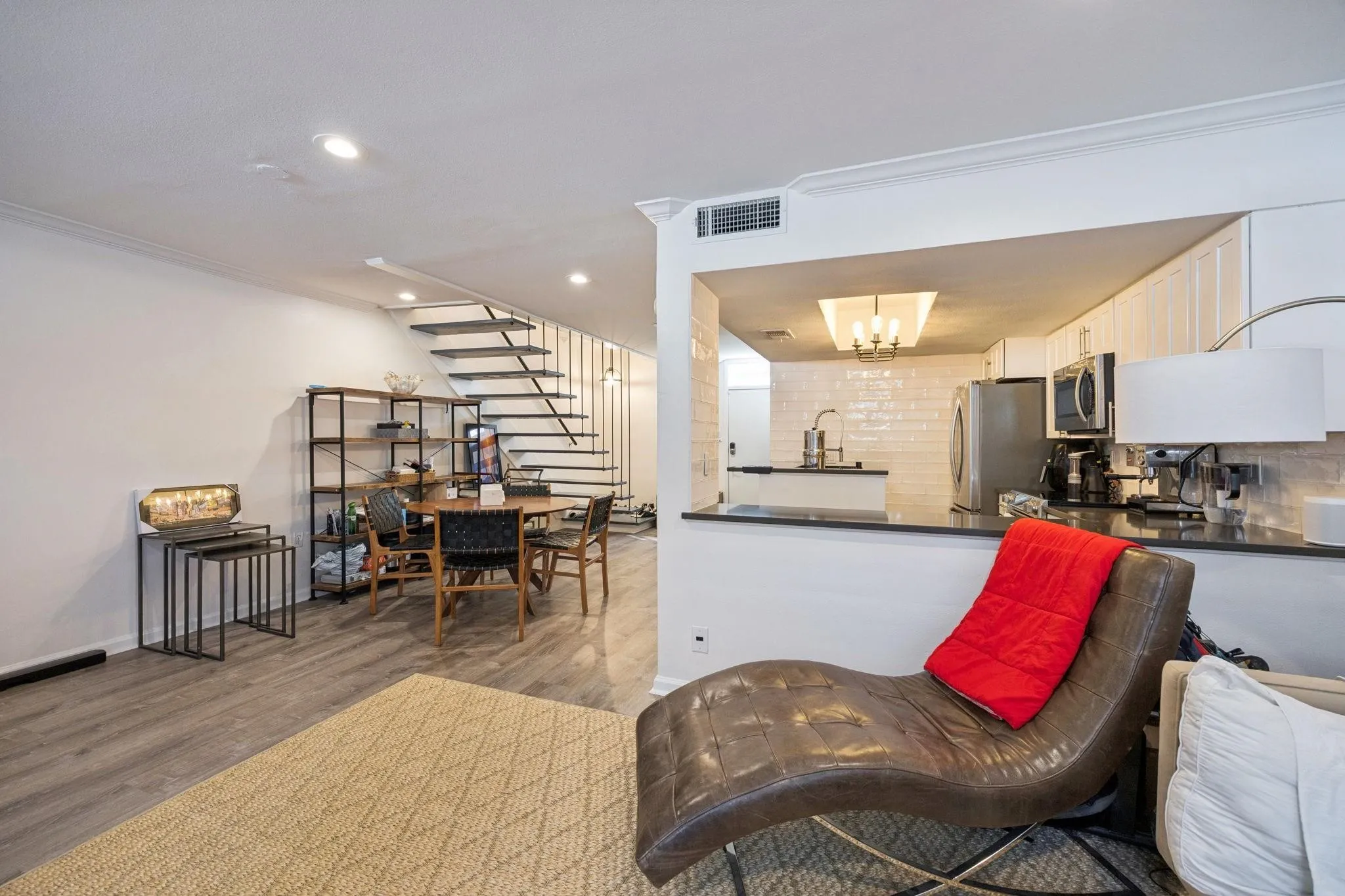 Condominium For Sale in Dallas County , 3321 Cole Avenue 116, Dallas, Texas 75204, 2 Bedroom, 2 Bathroom, Garage spaces, 1,044 Sqft, built in 1961, mls#21346940, Real Estate Agent in Dallas, Homes For Sale in Dallas county, Homes For Sale in Dallas, Realtor in Dallas Texas, Real Estate Brokerage Independent Realty Texas, Luminita Cordes Realtor