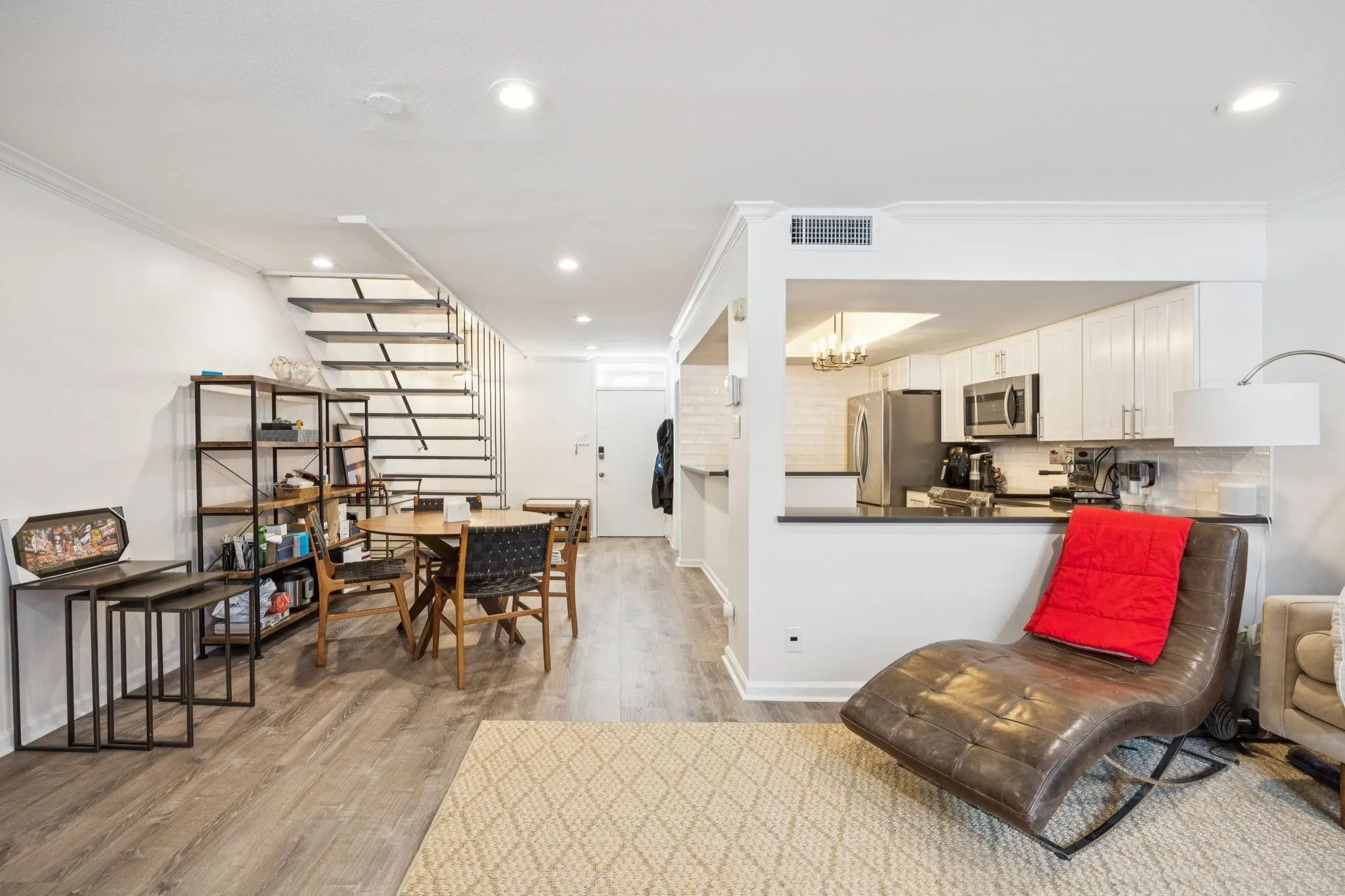 Condominium For Sale in Dallas County , 3321 Cole Avenue 116, Dallas, Texas 75204, 2 Bedroom, 2 Bathroom, Garage spaces, 1,044 Sqft, built in 1961, mls#21346940, Real Estate Agent in Dallas, Homes For Sale in Dallas county, Homes For Sale in Dallas, Realtor in Dallas Texas, Real Estate Brokerage Independent Realty Texas, Luminita Cordes Realtor