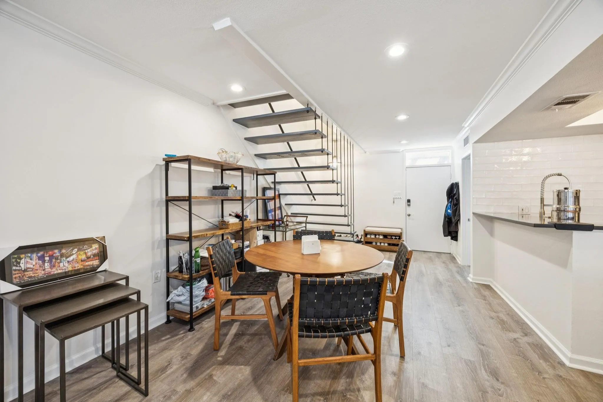 Condominium For Sale in Dallas County , 3321 Cole Avenue 116, Dallas, Texas 75204, 2 Bedroom, 2 Bathroom, Garage spaces, 1,044 Sqft, built in 1961, mls#21346940, Real Estate Agent in Dallas, Homes For Sale in Dallas county, Homes For Sale in Dallas, Realtor in Dallas Texas, Real Estate Brokerage Independent Realty Texas, Luminita Cordes Realtor